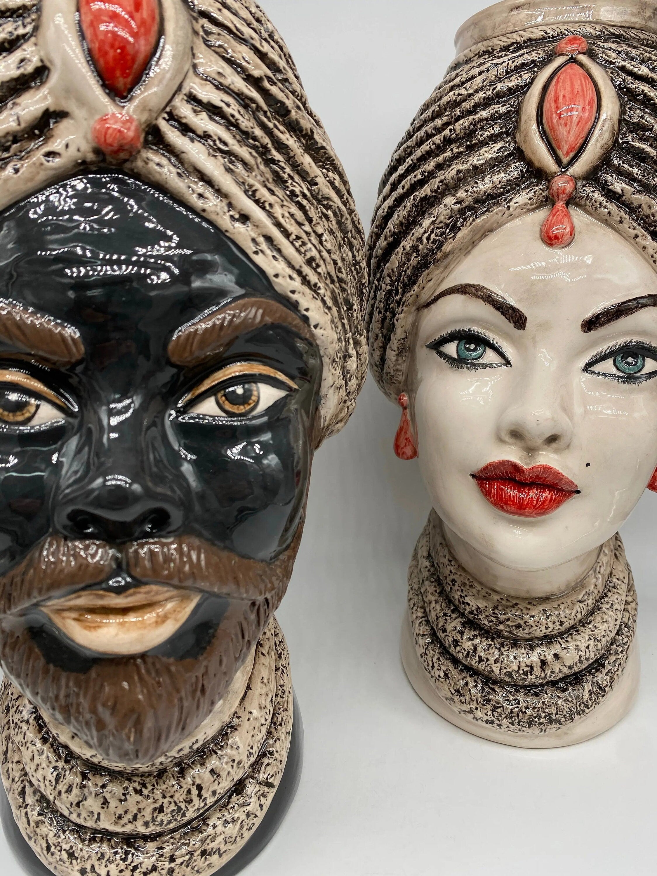 Teste di Moro Demetra Ceramica Caltagirone cm H.40 L.22 Artigianale Écru Rosso DD CERAMICHE SICILIANE