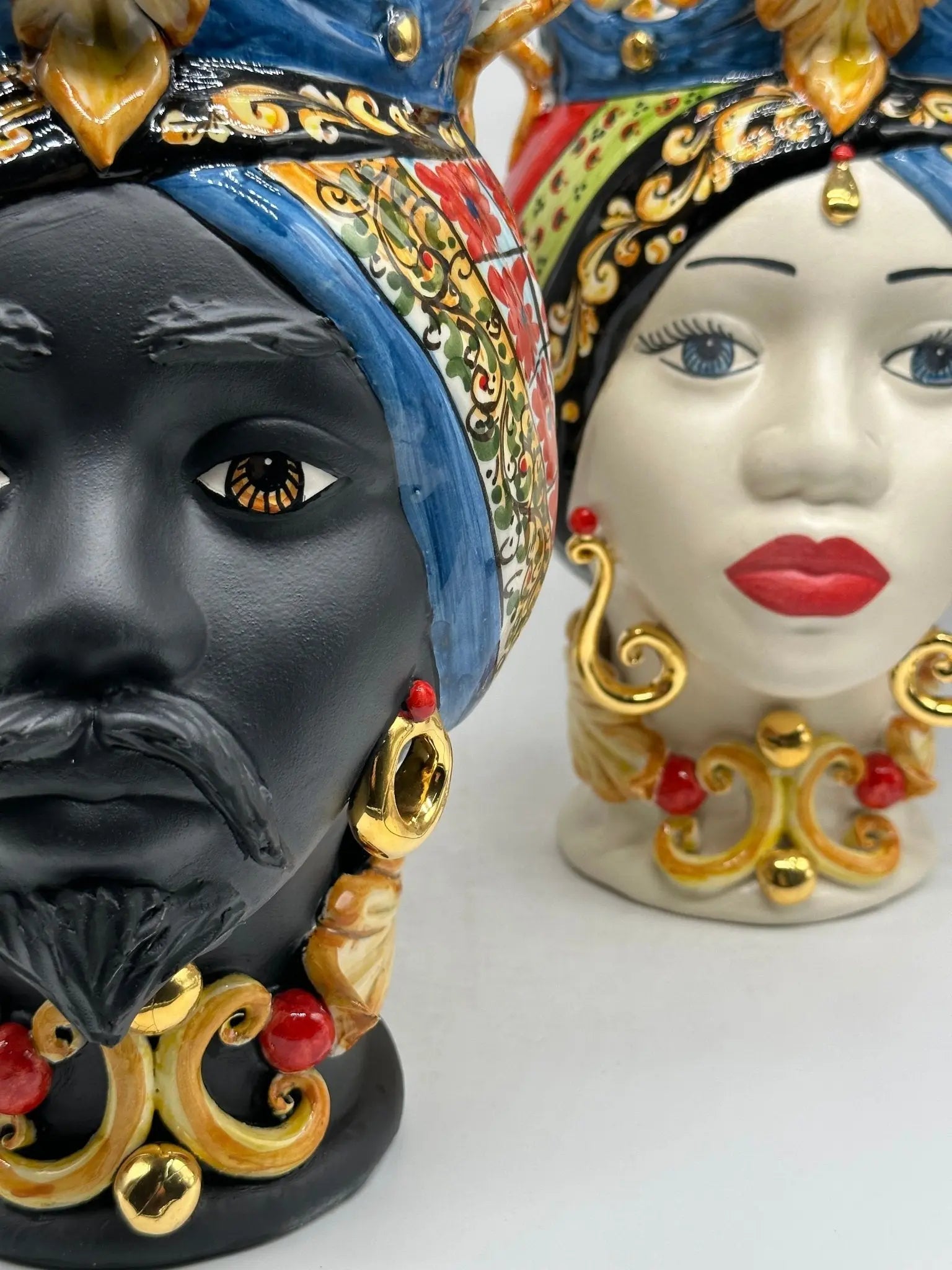 Teste di Moro Diana Carretto Ceramica Caltagirone cm H.30 L.20 Artigianale Écru Oro Sfere Rosso - TESTA DI MORO