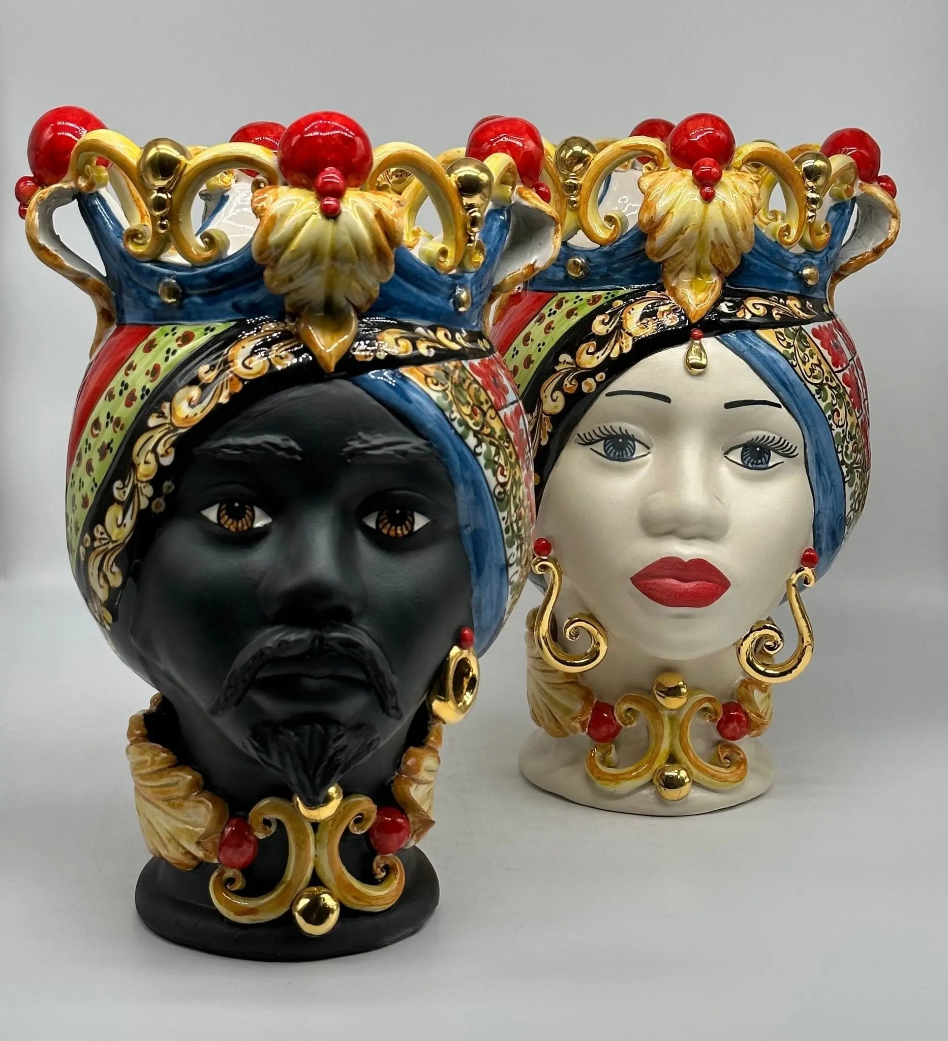 Teste di Moro Diana Carretto Ceramica Caltagirone cm H.30 L.20 Artigianale Écru Oro Sfere Rosso - TESTA DI MORO