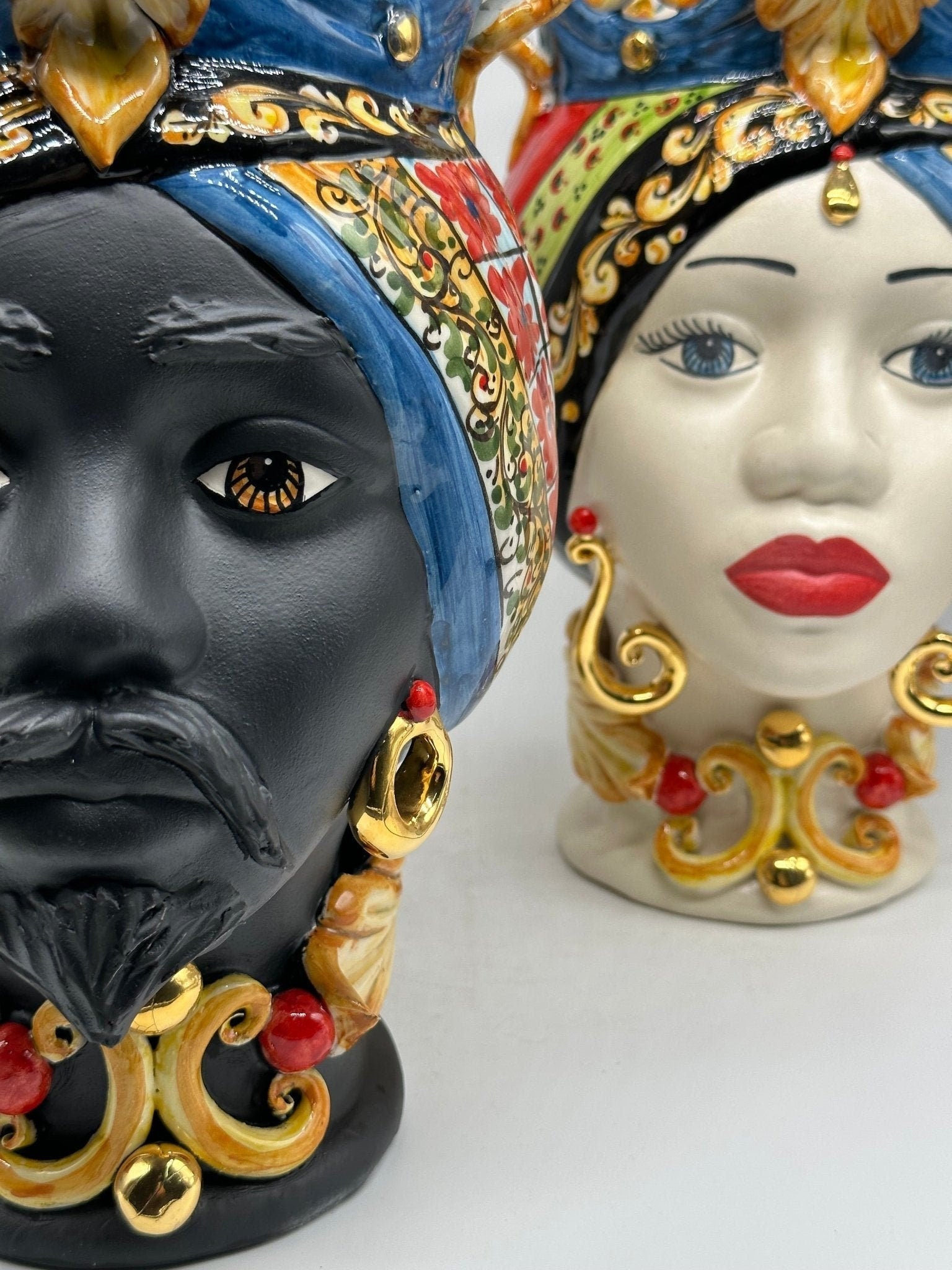 Teste di Moro Diana “Carretto” Ceramica Caltagirone cm H.30 L.20 Artigianale Écru Oro Sfere Rosso - DD CERAMICHE SICILIANE