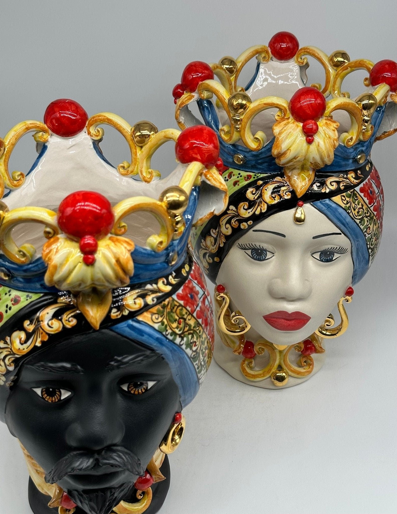 Teste di Moro Diana “Carretto” Ceramica Caltagirone cm H.30 L.20 Artigianale Écru Oro Sfere Rosso - DD CERAMICHE SICILIANE