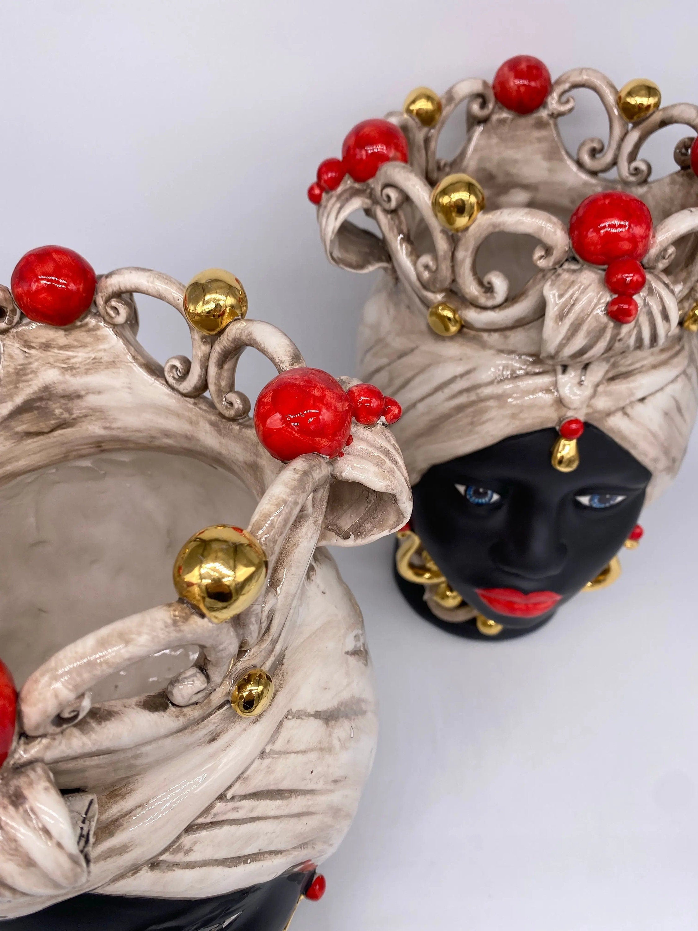 Teste di Moro Diana Ceramica Caltagirone cm H.30 L.20 Artigianale Écru Oro Sfere Rosso DD CERAMICHE SICILIANE