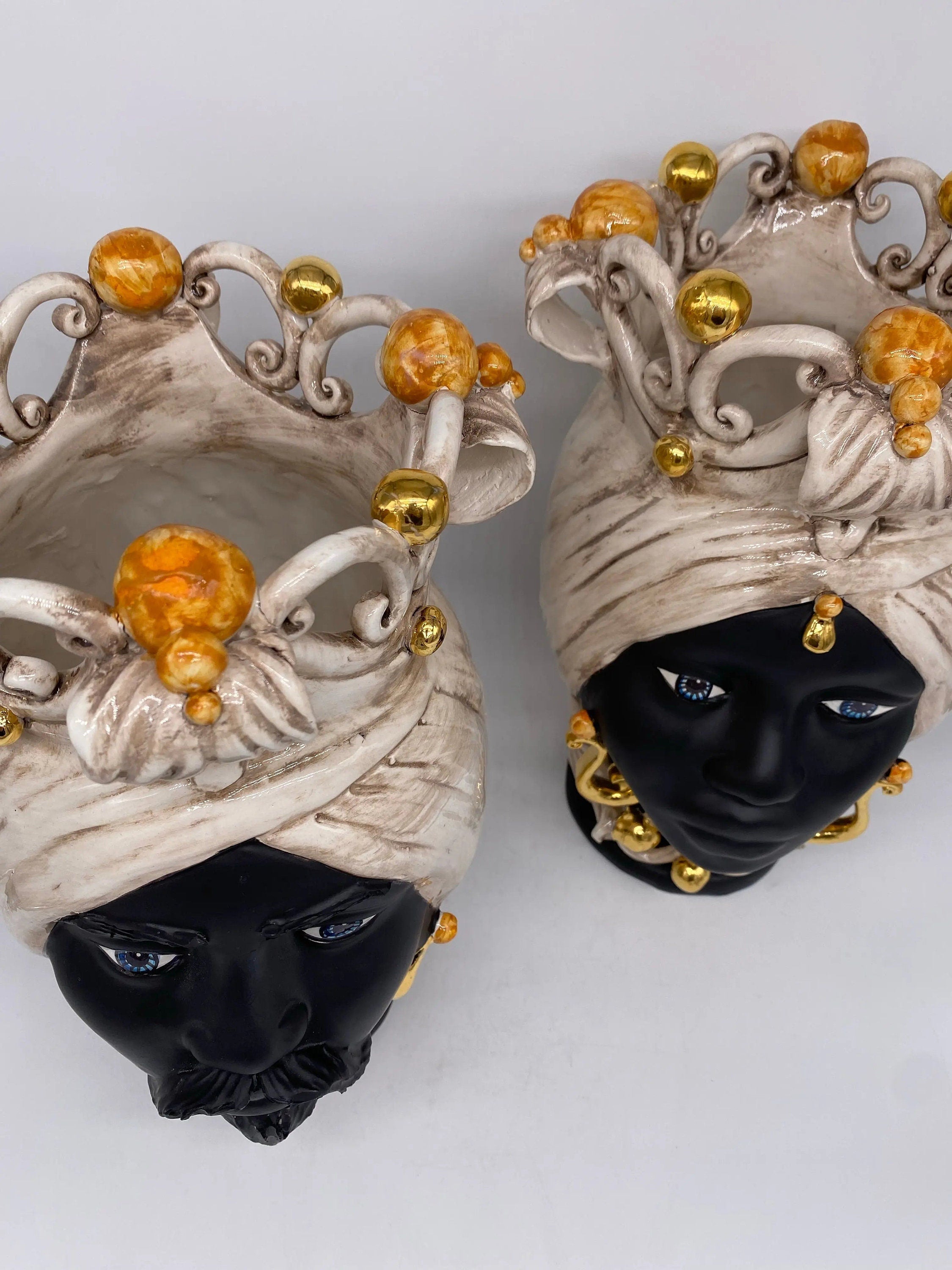 Teste di Moro Diana Ceramica Caltagirone cm H.30 L.20 Artigianale Écru Oro Sfere Ocra DD CERAMICHE SICILIANE