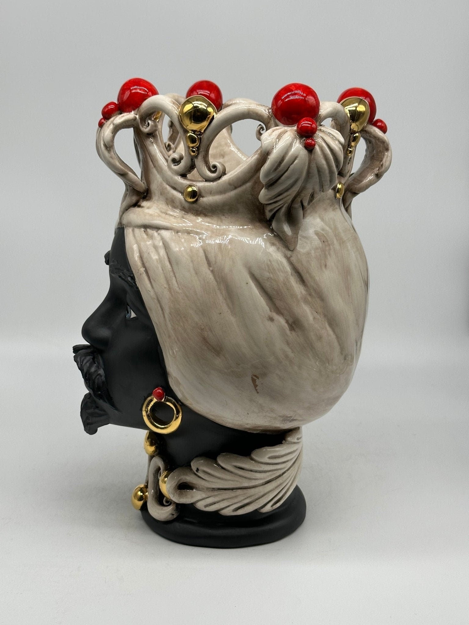 Teste di Moro Diana Ceramica Caltagirone cm H.30 L.20 Artigianale Écru Oro Sfere Rosso - DD CERAMICHE SICILIANE