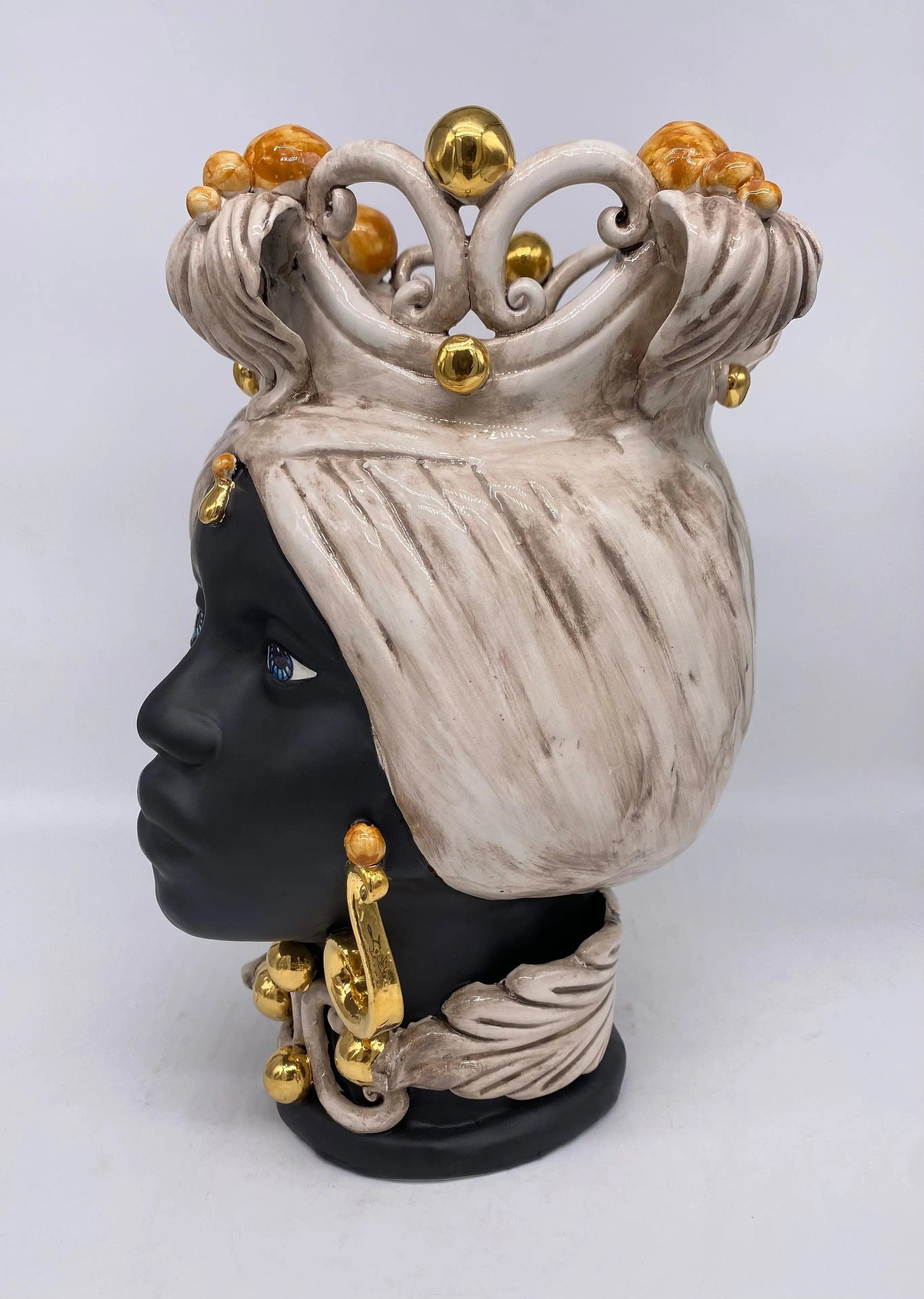 Teste di Moro Diana Ceramica Caltagirone cm H.30 L.20 Artigianale Écru Oro Sfere Ocra DD CERAMICHE SICILIANE