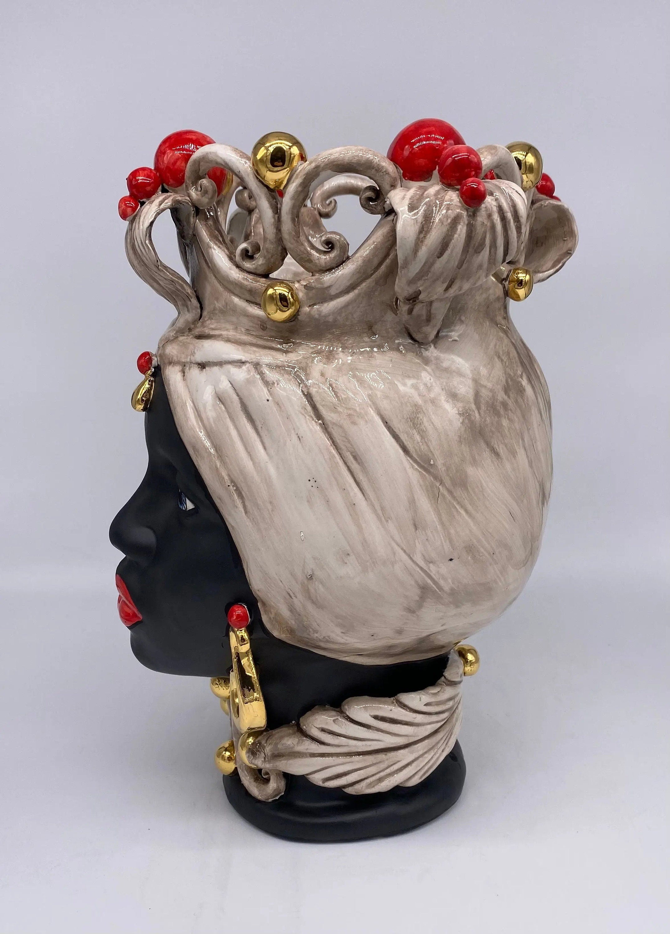 Teste di Moro Diana Ceramica Caltagirone cm H.30 L.20 Artigianale Écru Oro Sfere Rosso DD CERAMICHE SICILIANE
