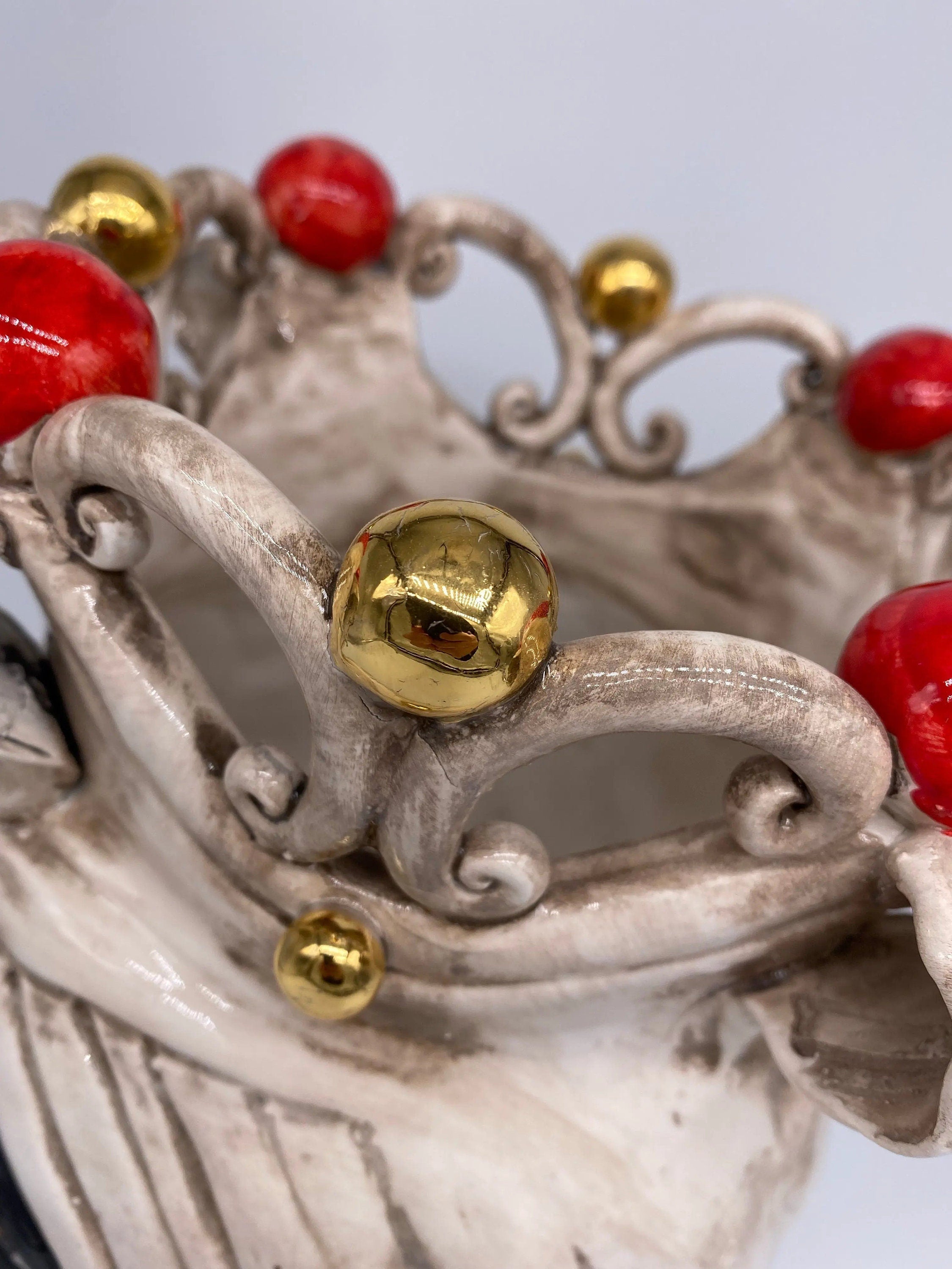 Teste di Moro Diana Ceramica Caltagirone cm H.30 L.20 Artigianale Écru Oro Sfere Rosso DD CERAMICHE SICILIANE