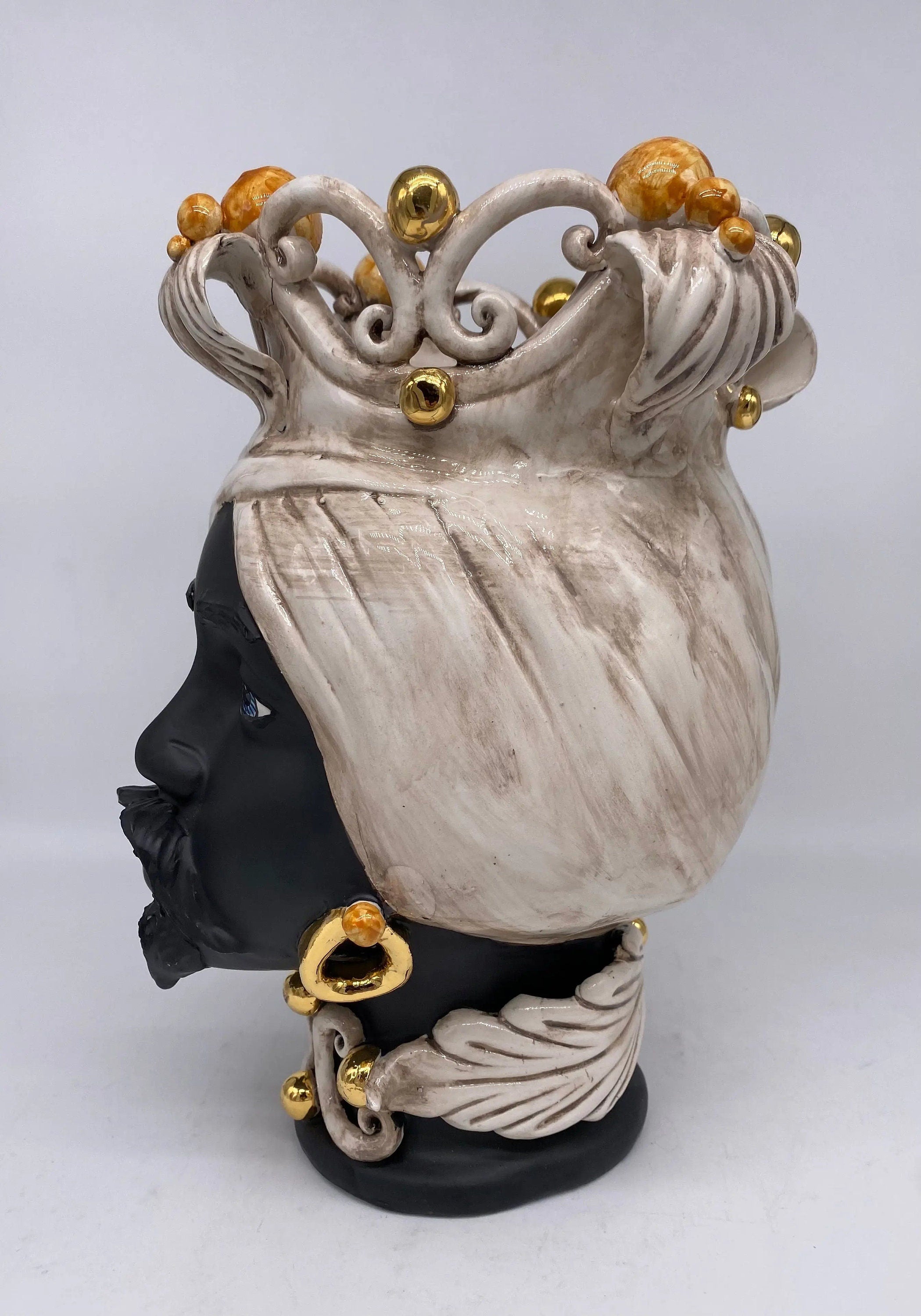 Teste di Moro Diana Ceramica Caltagirone cm H.30 L.20 Artigianale Écru Oro Sfere Ocra DD CERAMICHE SICILIANE
