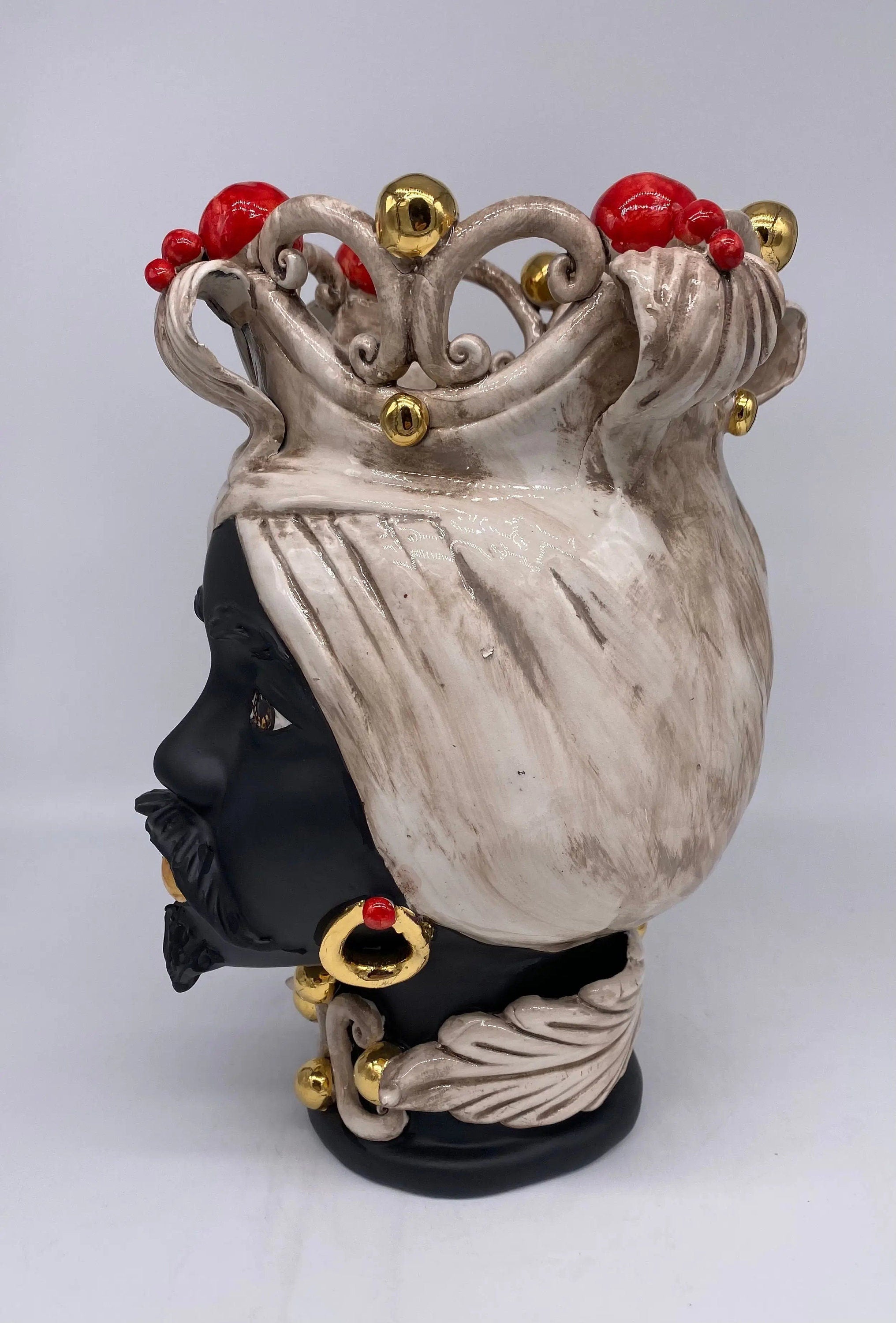 Teste di Moro Diana Ceramica Caltagirone cm H.30 L.20 Artigianale Écru Oro Sfere Rosso DD CERAMICHE SICILIANE