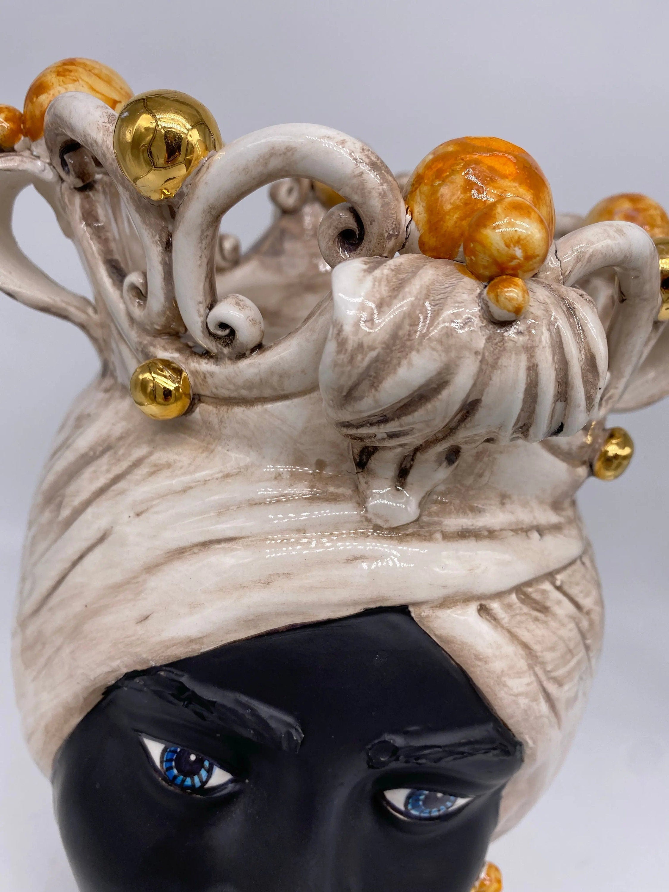 Teste di Moro Diana Ceramica Caltagirone cm H.30 L.20 Artigianale Écru Oro Sfere Ocra DD CERAMICHE SICILIANE