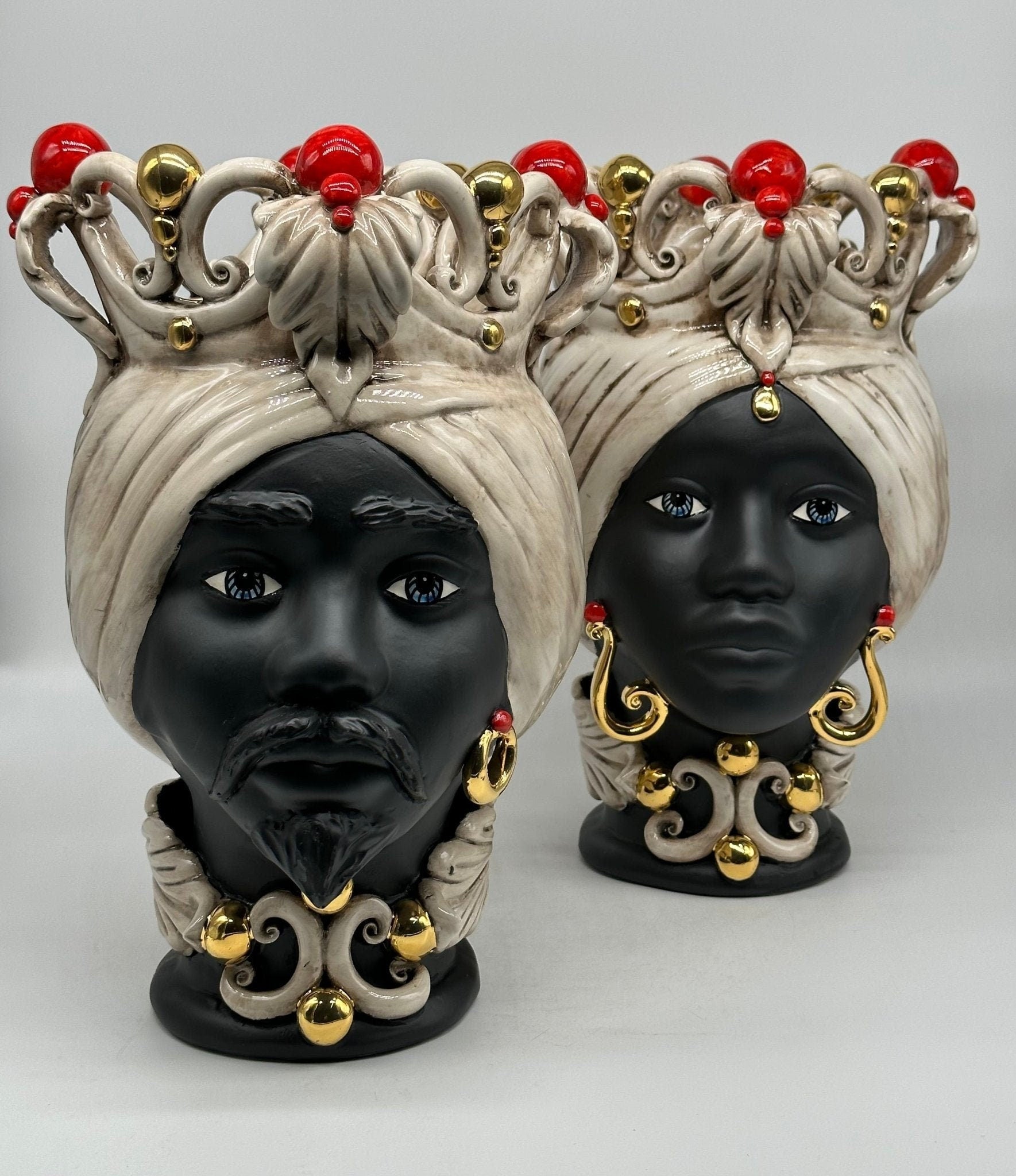 Teste di Moro Diana Ceramica Caltagirone cm H.30 L.20 Artigianale Écru Oro Sfere Rosso - DD CERAMICHE SICILIANE