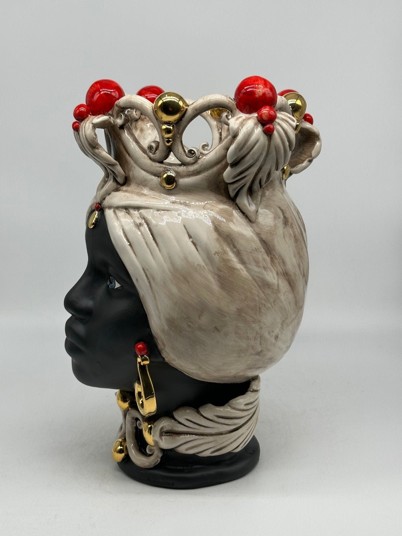 Teste di Moro Diana Ceramica Caltagirone cm H.30 L.20 Artigianale Écru Oro Sfere Rosso - DD CERAMICHE SICILIANE