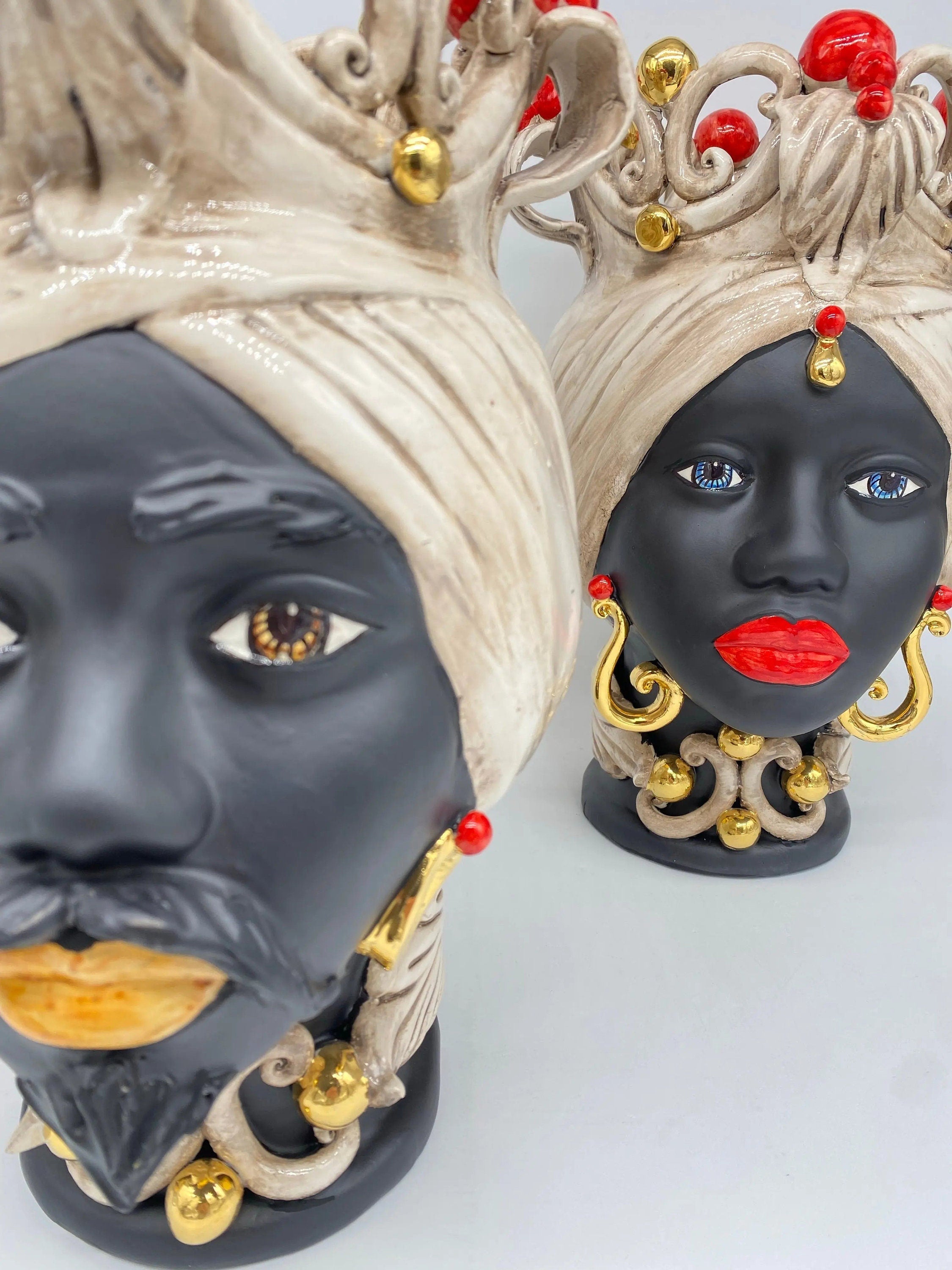 Teste di Moro Diana Ceramica Caltagirone cm H.30 L.20 Artigianale Écru Oro Sfere Rosso DD CERAMICHE SICILIANE