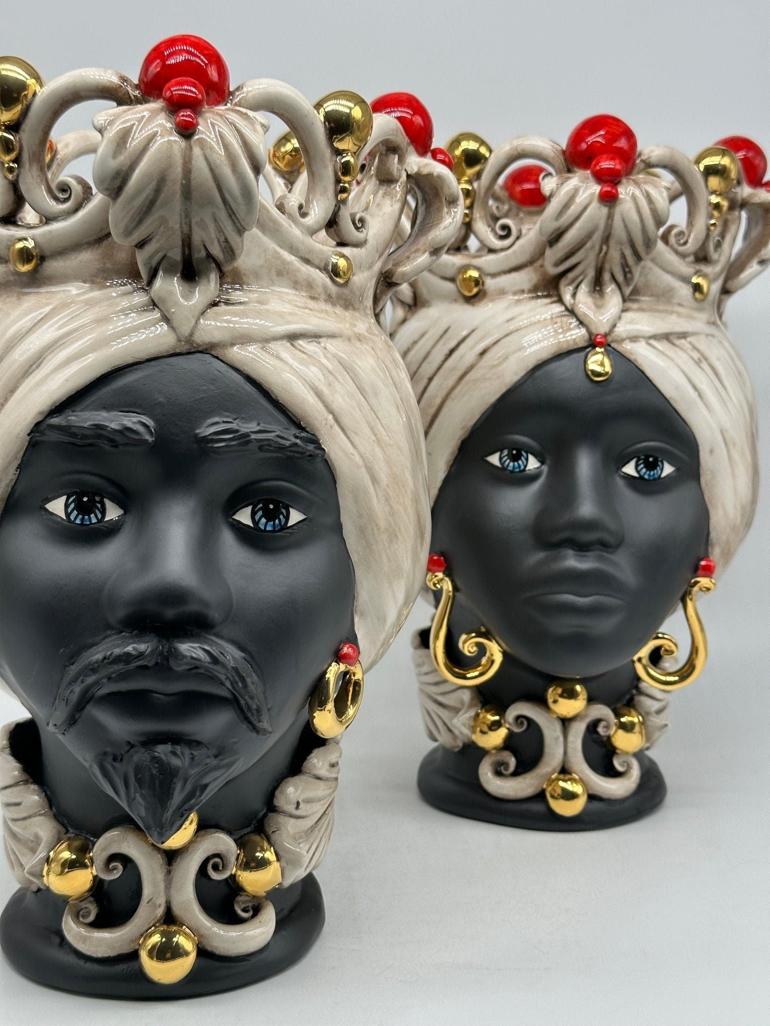 Teste di Moro Diana Ceramica Caltagirone cm H.30 L.20 Artigianale Écru Oro Sfere Rosso - DD CERAMICHE SICILIANE