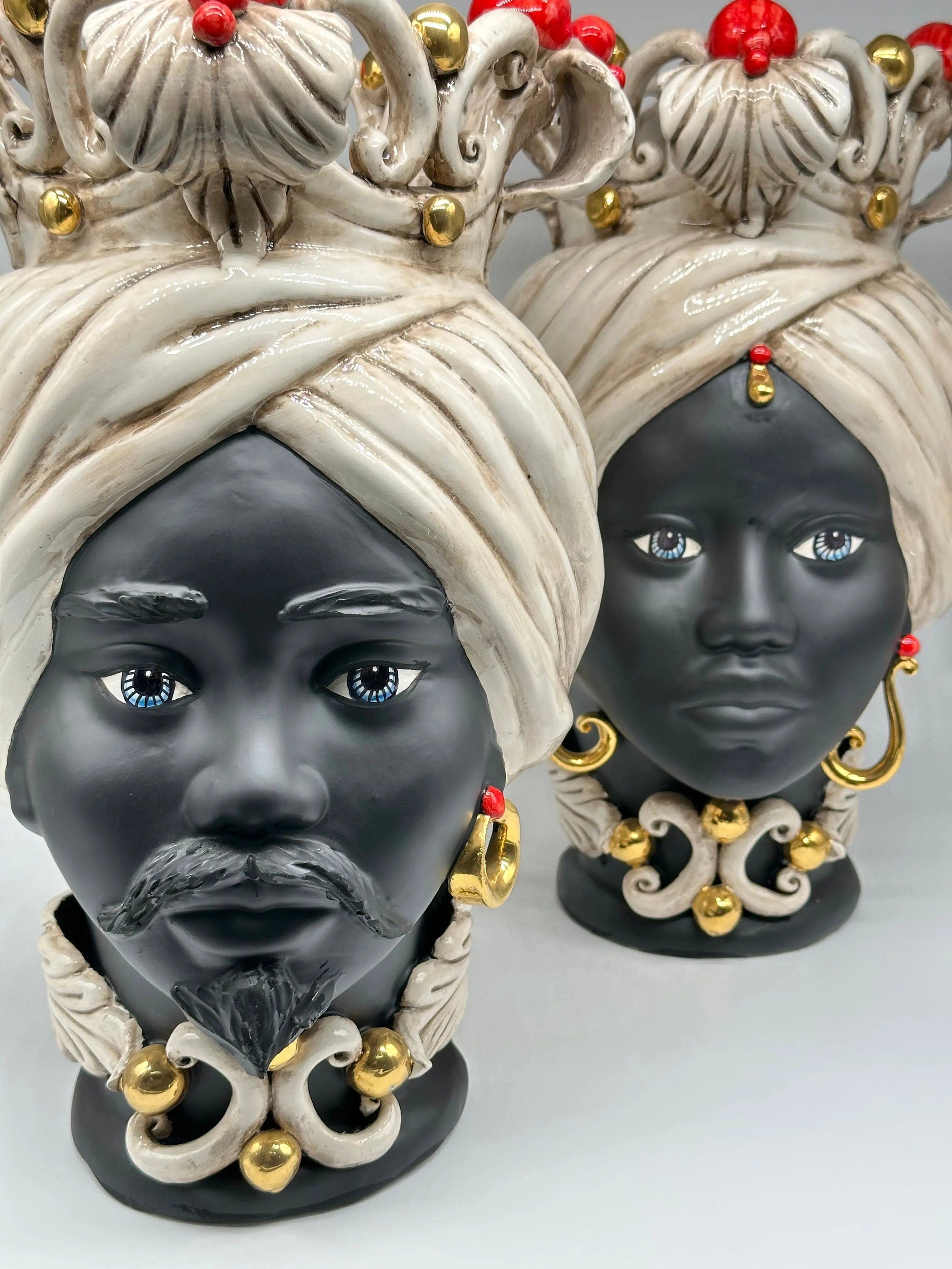 Teste di Moro Diana Ceramica Caltagirone cm H.40 L.25 Artigianale Écru Oro Sfere Rosso DD CERAMICHE SICILIANE