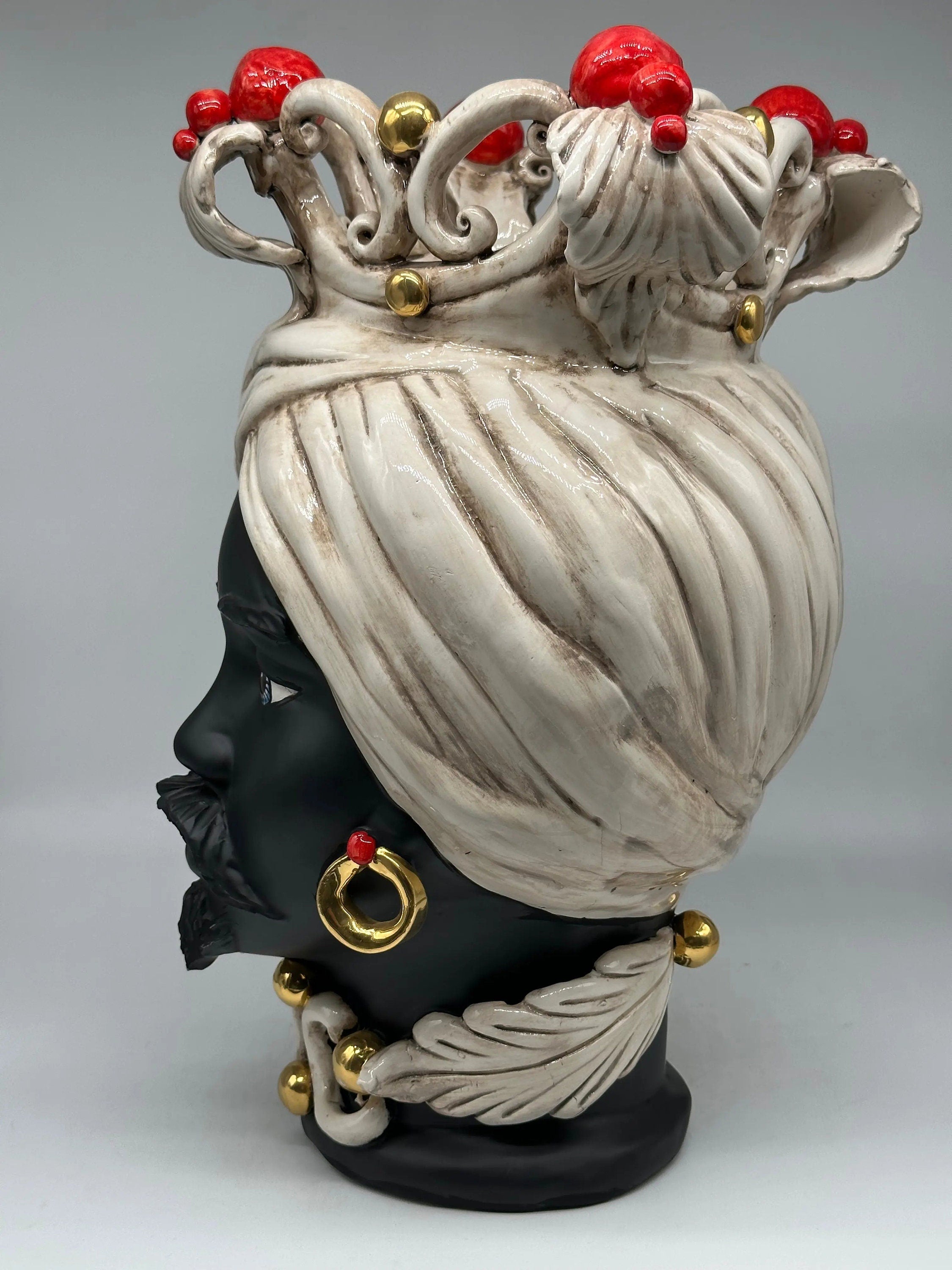 Teste di Moro Diana Ceramica Caltagirone cm H.40 L.25 Artigianale Écru Oro Sfere Rosso DD CERAMICHE SICILIANE