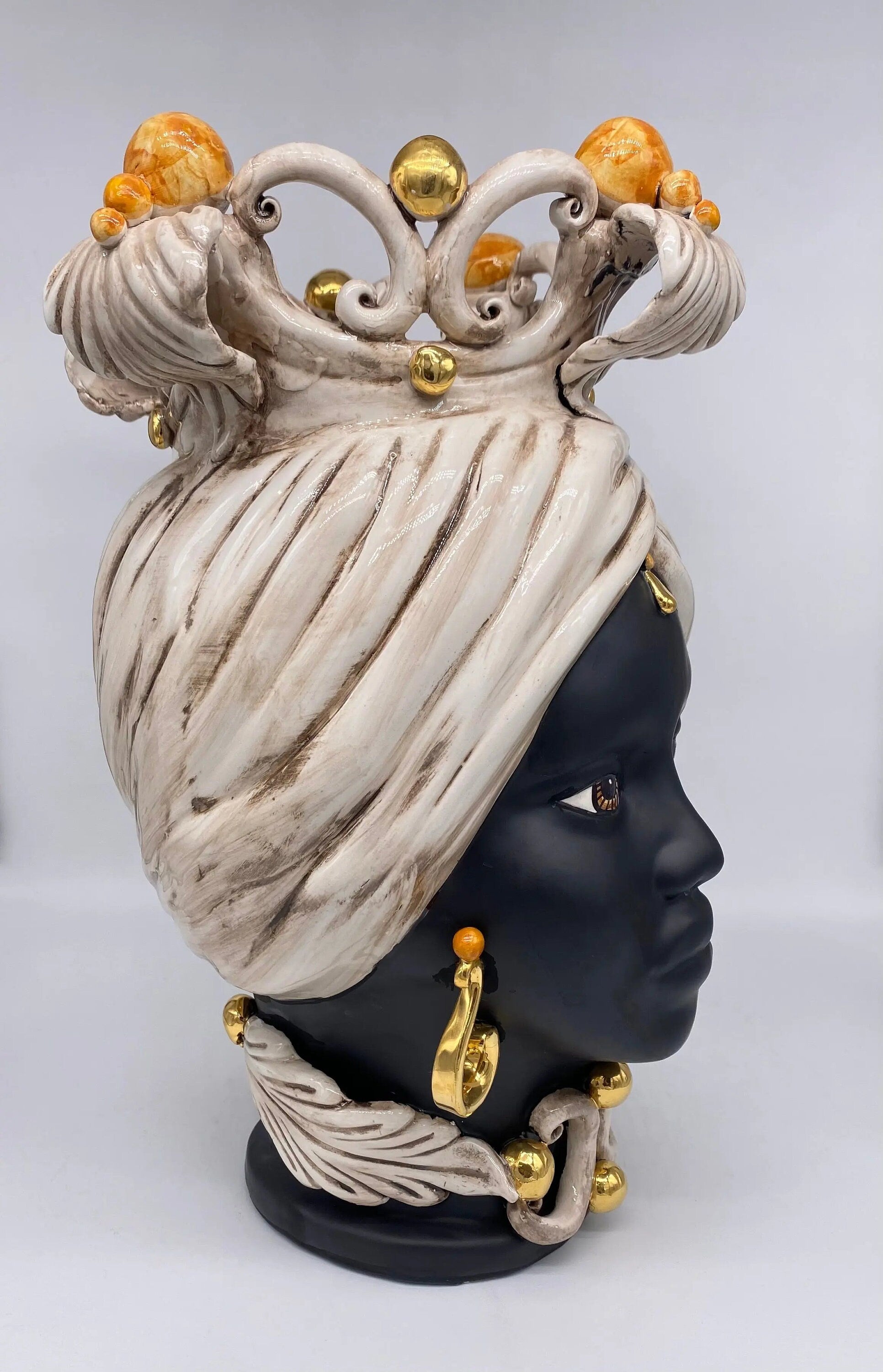 Teste di Moro Diana Ceramica Caltagirone cm H.40 L.25 Artigianale Écru Oro Sfere Ocra DD CERAMICHE SICILIANE