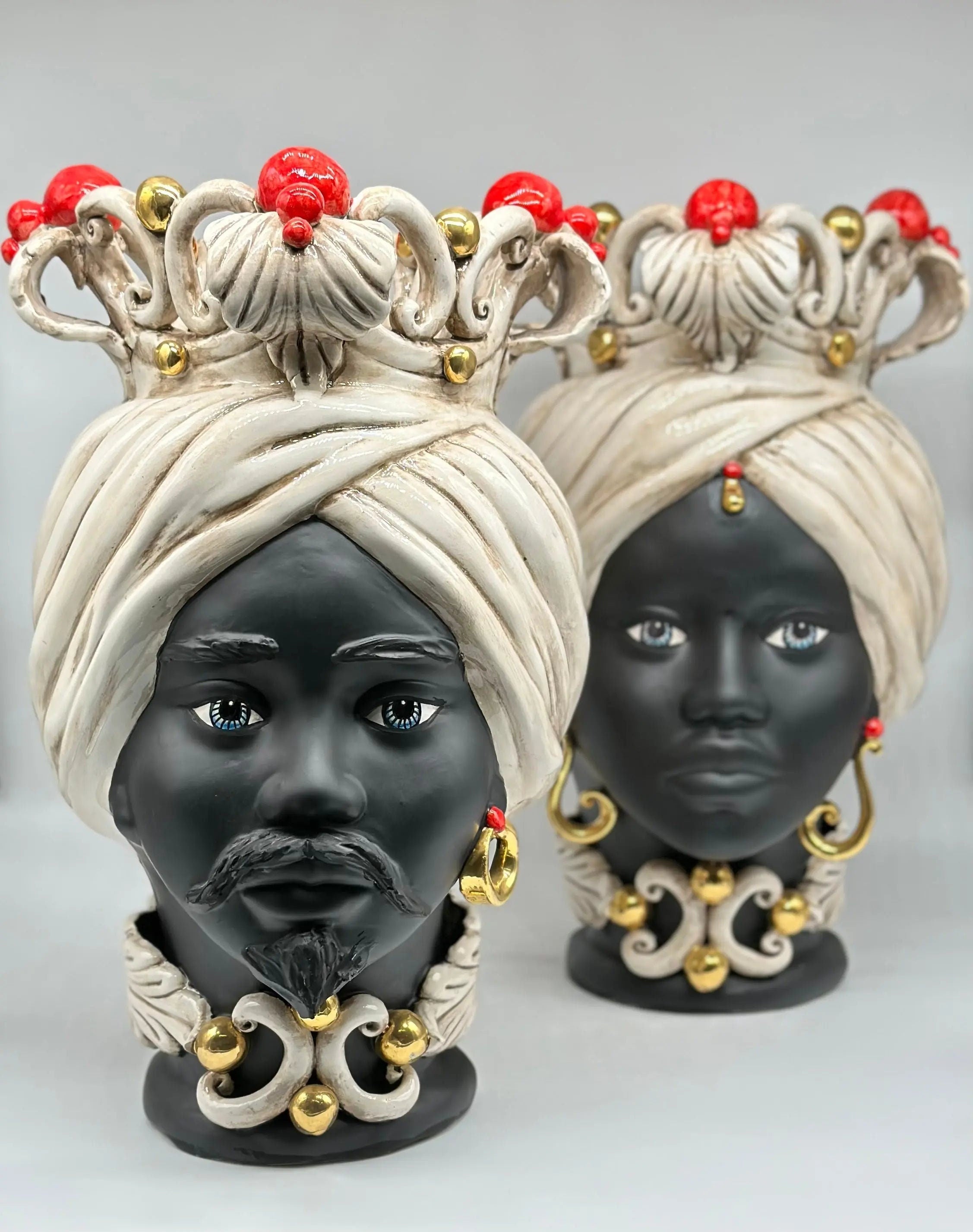 Teste di Moro Diana Ceramica Caltagirone cm H.40 L.25 Artigianale Écru Oro Sfere Rosso DD CERAMICHE SICILIANE