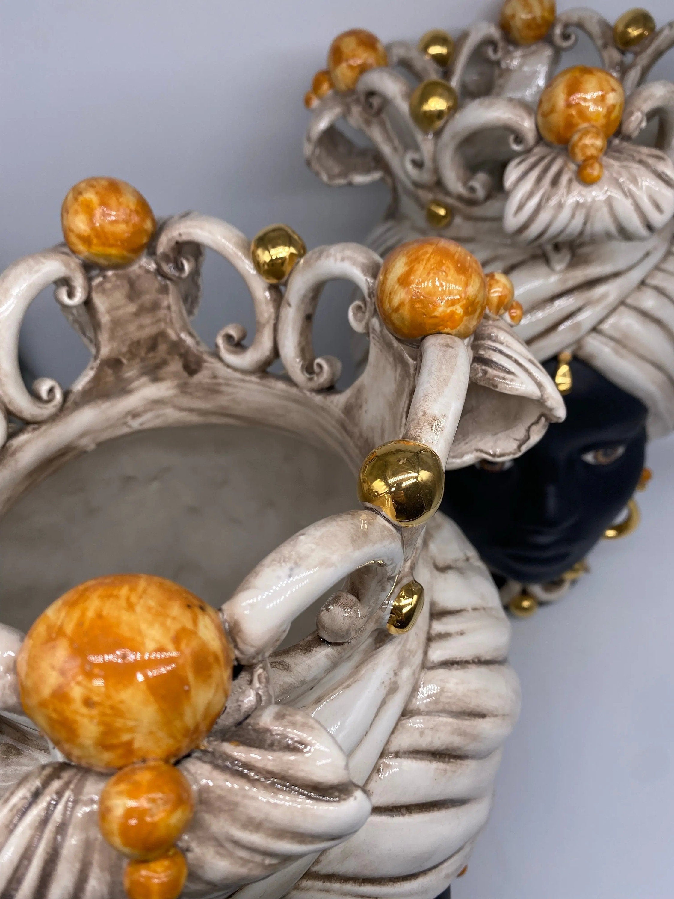 Teste di Moro Diana Ceramica Caltagirone cm H.40 L.25 Artigianale Écru Oro Sfere Ocra DD CERAMICHE SICILIANE