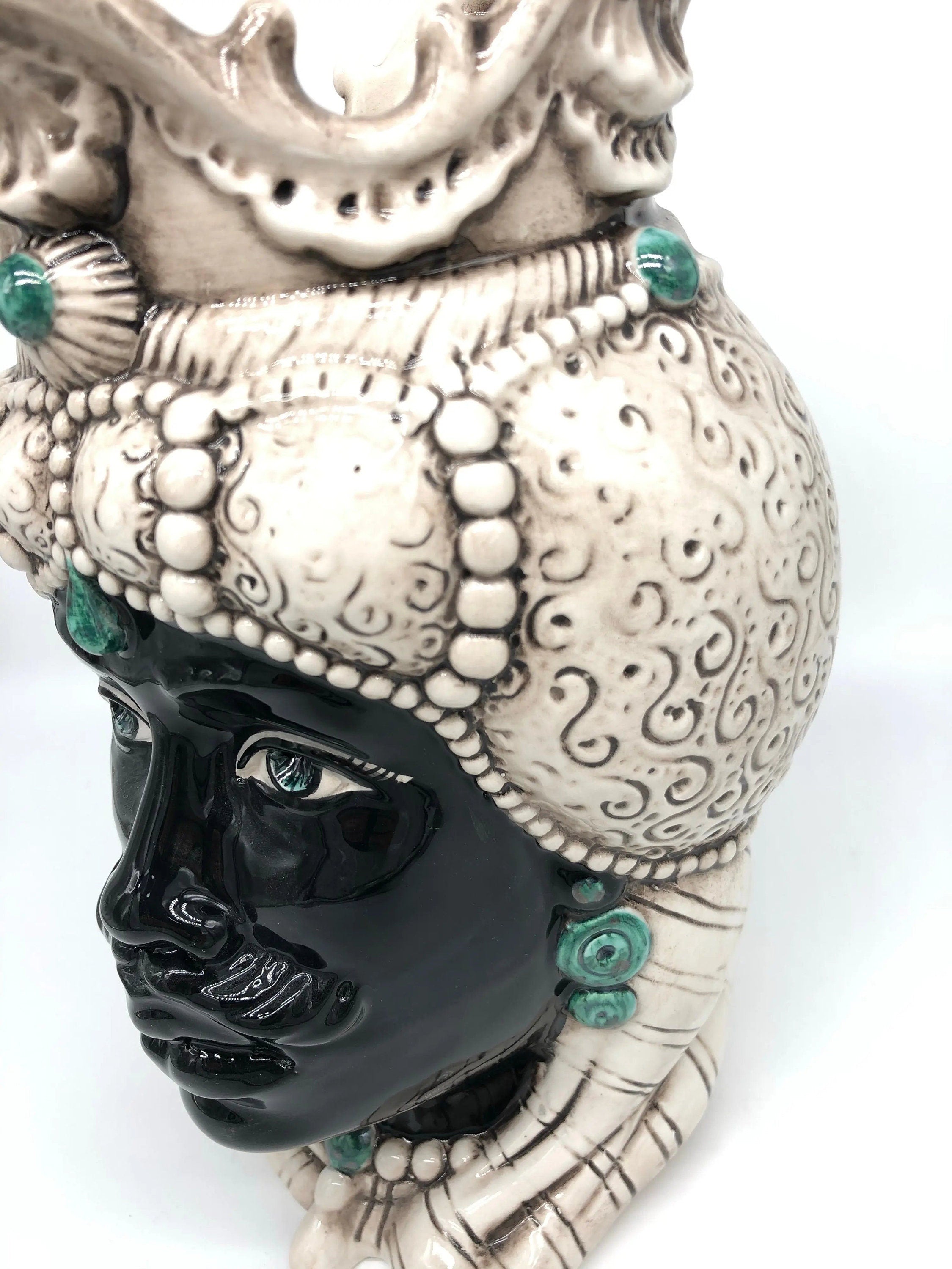 Teste di Moro Emiro Ceramica Caltagirone cm H.30 L.18 Artigianale Écru Sfere Verde DD CERAMICHE SICILIANE