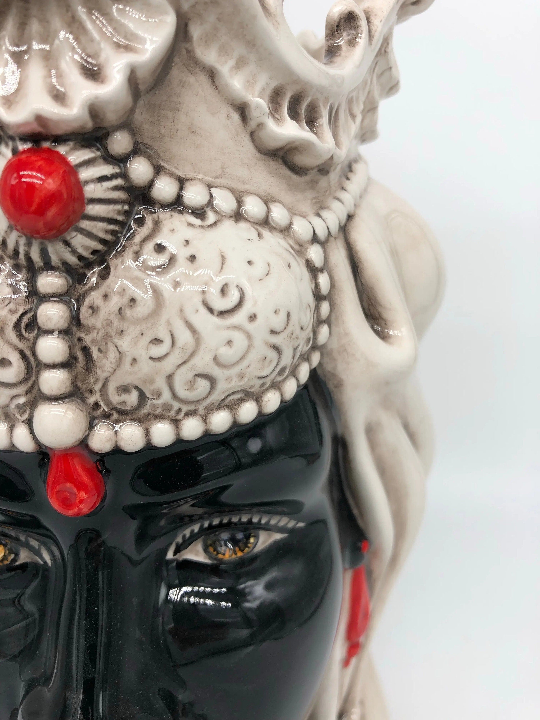 Teste di Moro Emiro Ceramica Caltagirone cm H.30 L.18 Artigianale Écru Sfere Rosso DD CERAMICHE SICILIANE