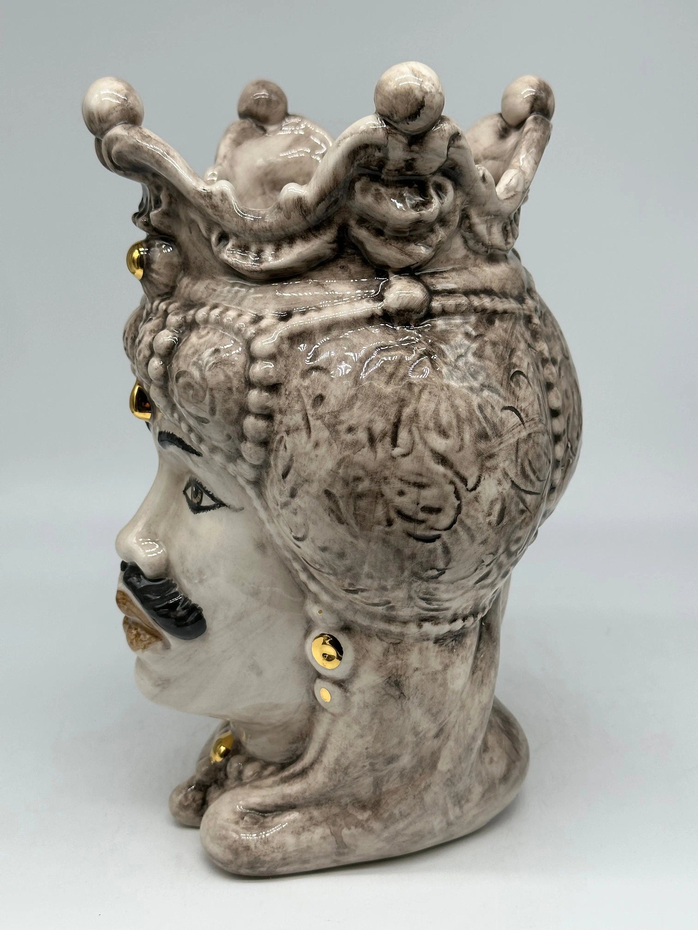 Teste di Moro Emiro Ceramica Caltagirone cm H.30 L.18 Artigianale Écru con dettagli Oro Zecchino DD CERAMICHE SICILIANE