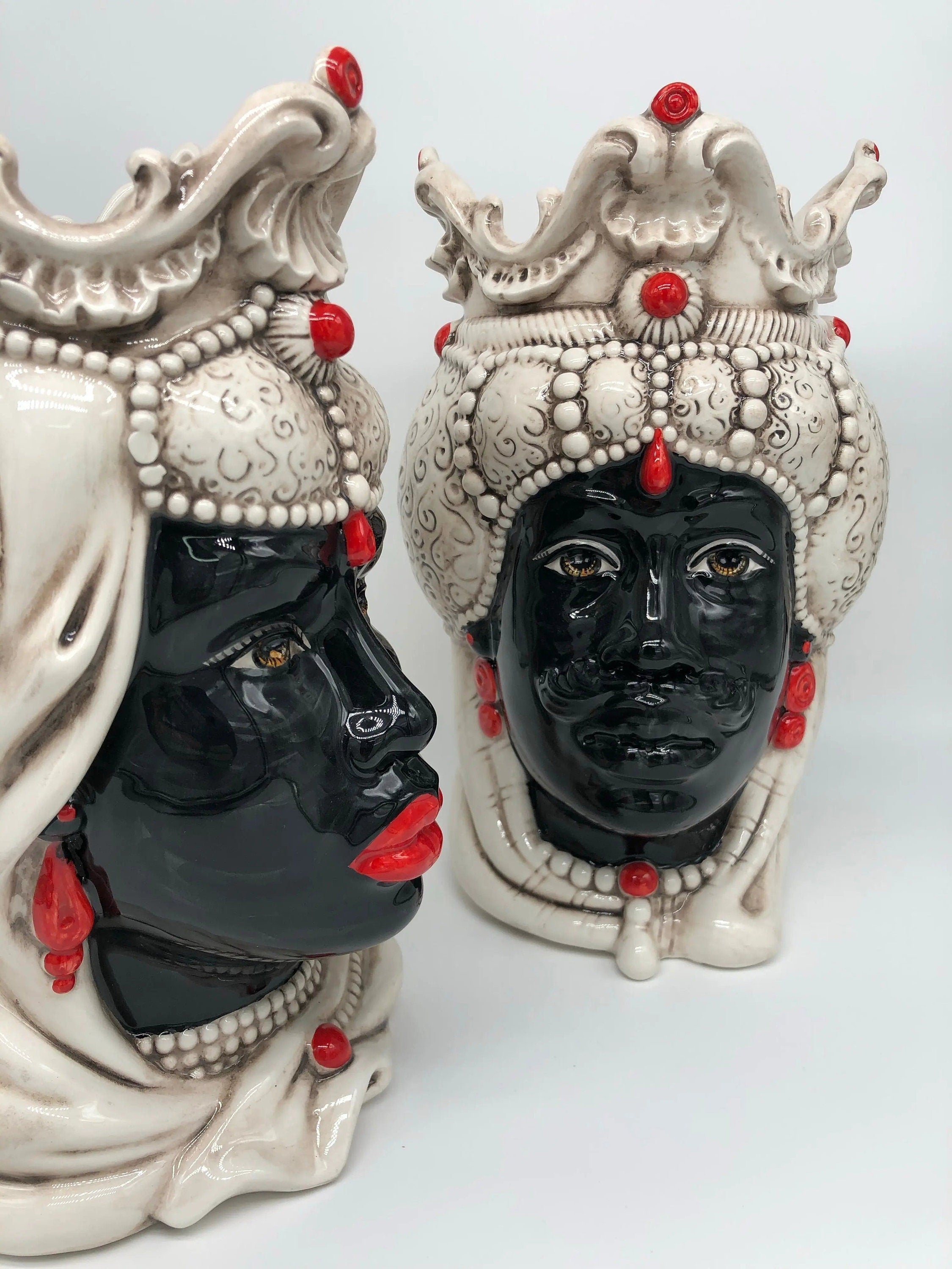 Teste di Moro Emiro Ceramica Caltagirone cm H.30 L.18 Artigianale Écru Sfere Rosso DD CERAMICHE SICILIANE