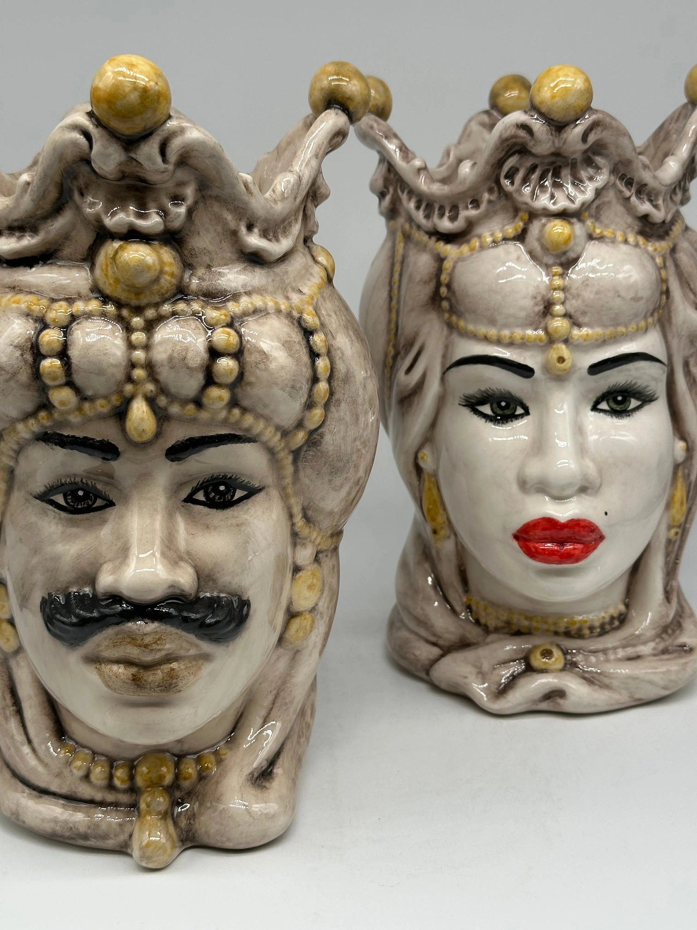 Teste di Moro Emiro Ceramica Caltagirone cm H.30 L.18 Artigianale Écru Sfere Giallo DD CERAMICHE SICILIANE