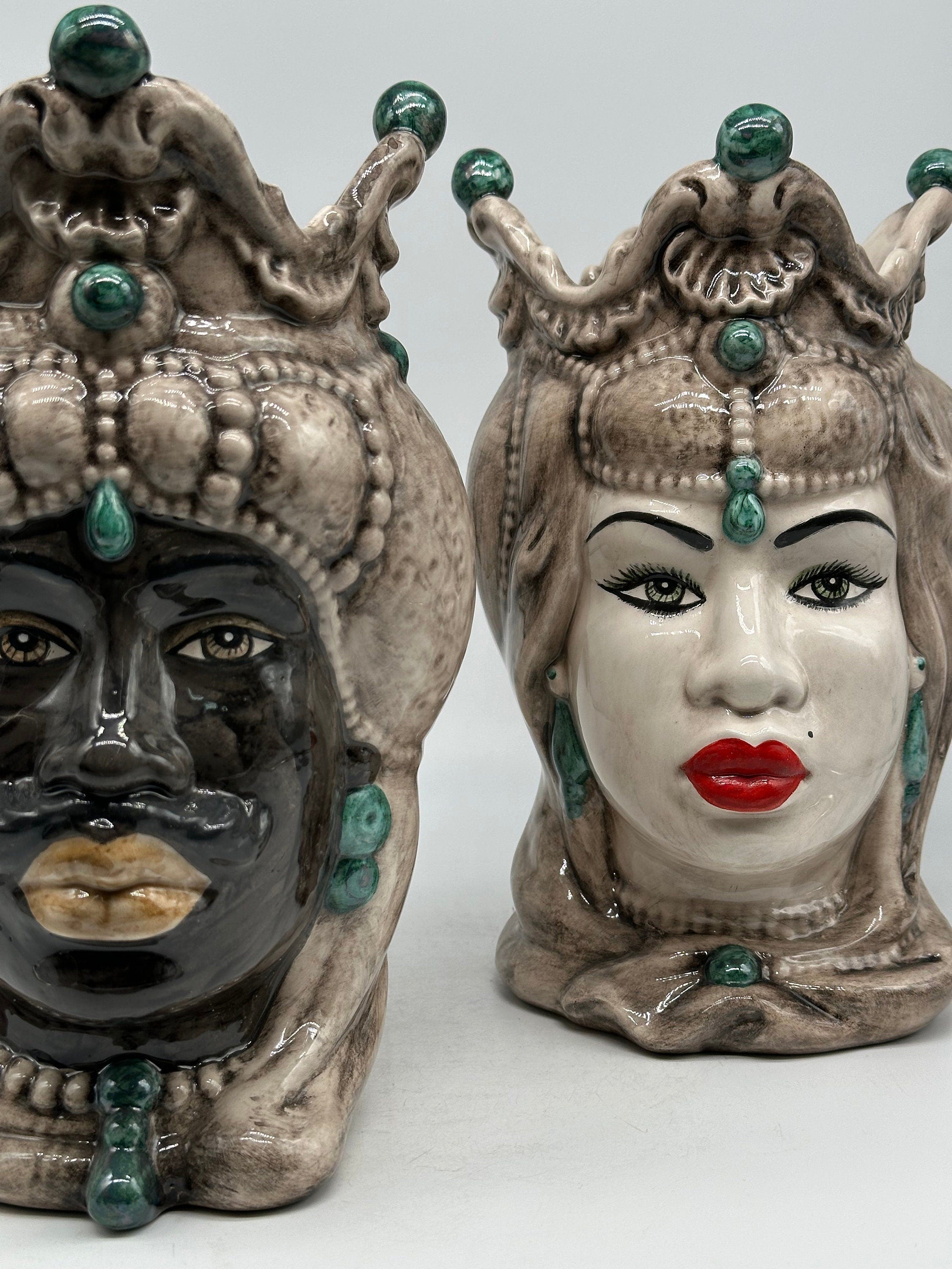 Teste di Moro Emiro Ceramica Caltagirone cm H.30 L.18 Artigianale Écru Sfere Verde