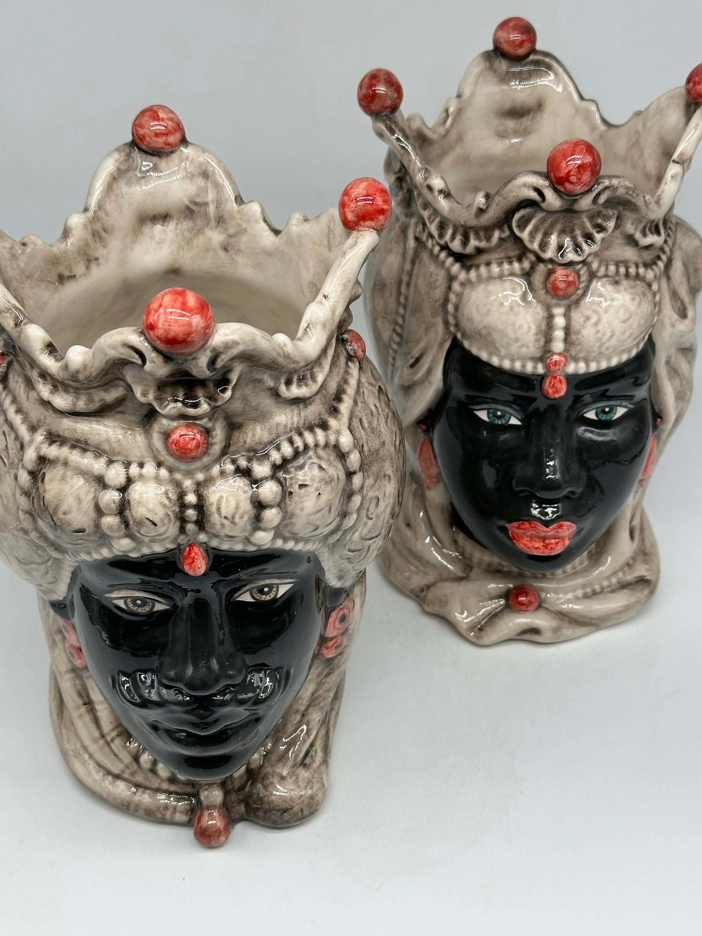 Teste di Moro Emiro Ceramica Caltagirone cm H.30 L.18 Artigianale Écru Sfere Rosso Tenue DD CERAMICHE SICILIANE