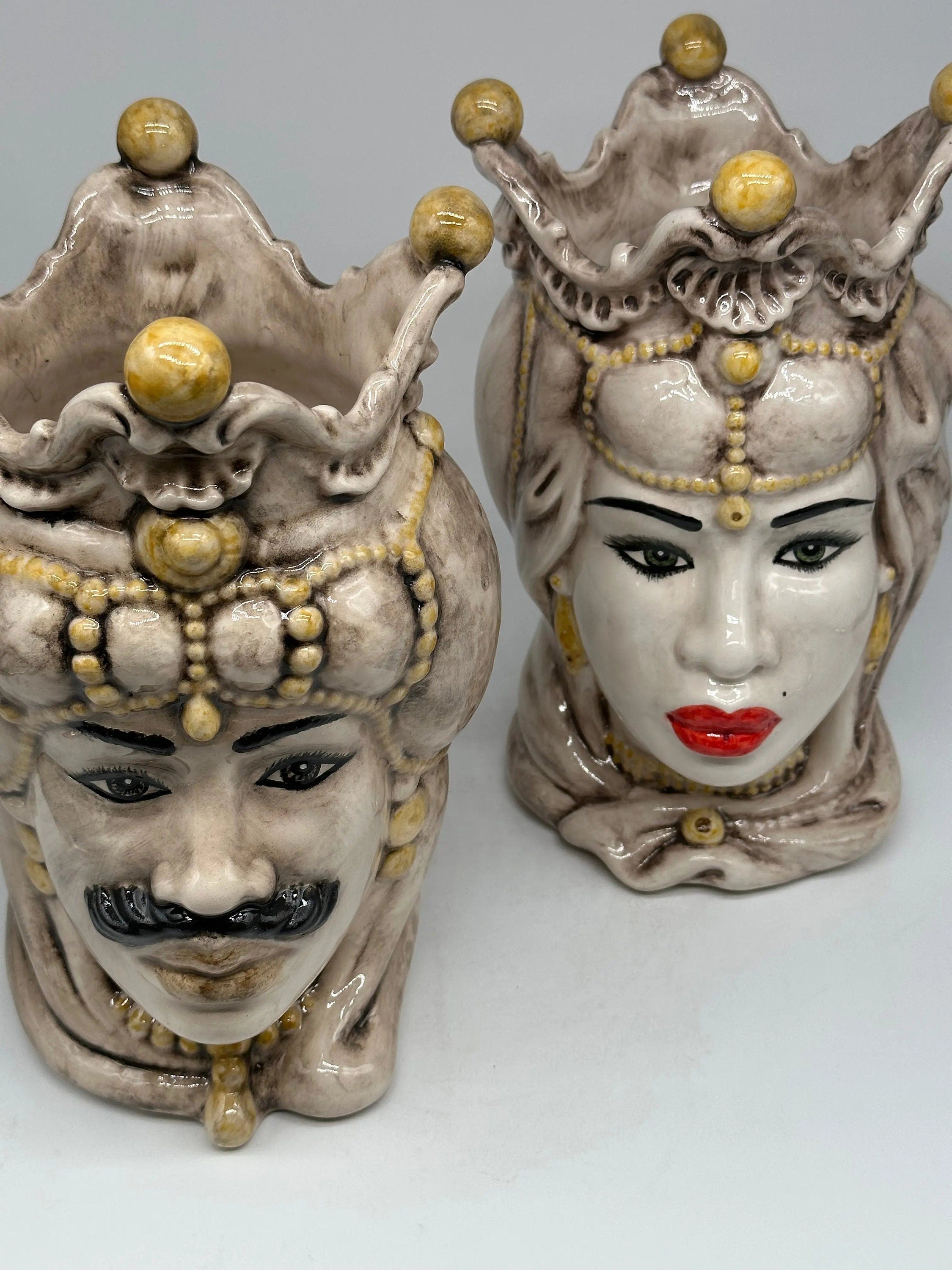 Teste di Moro Emiro Ceramica Caltagirone cm H.30 L.18 Artigianale Écru Sfere Giallo DD CERAMICHE SICILIANE