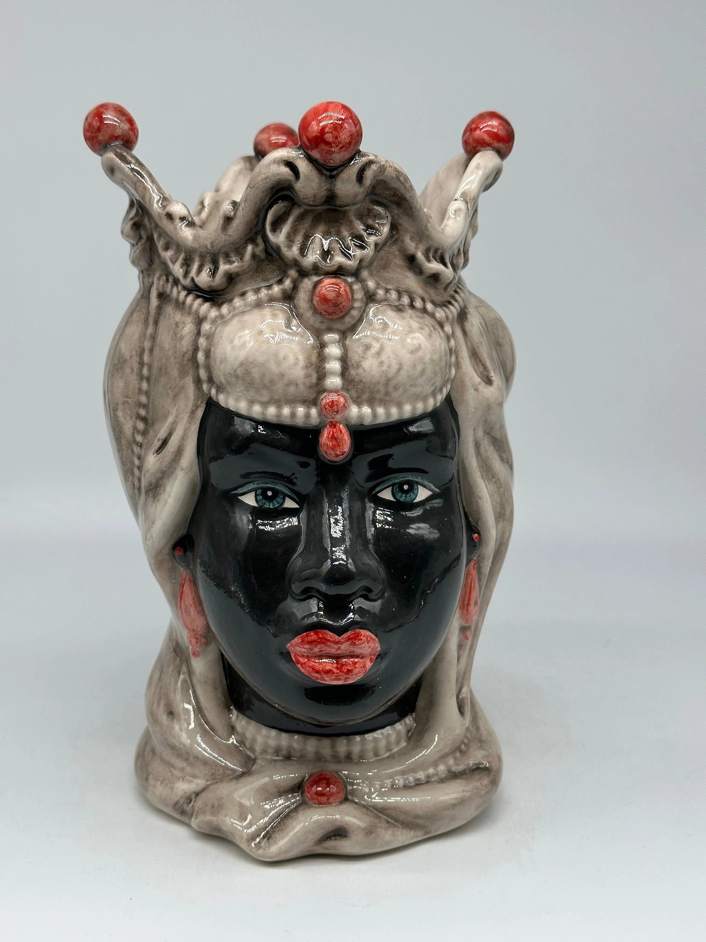 Teste di Moro Emiro Ceramica Caltagirone cm H.30 L.18 Artigianale Écru Sfere Rosso Tenue DD CERAMICHE SICILIANE