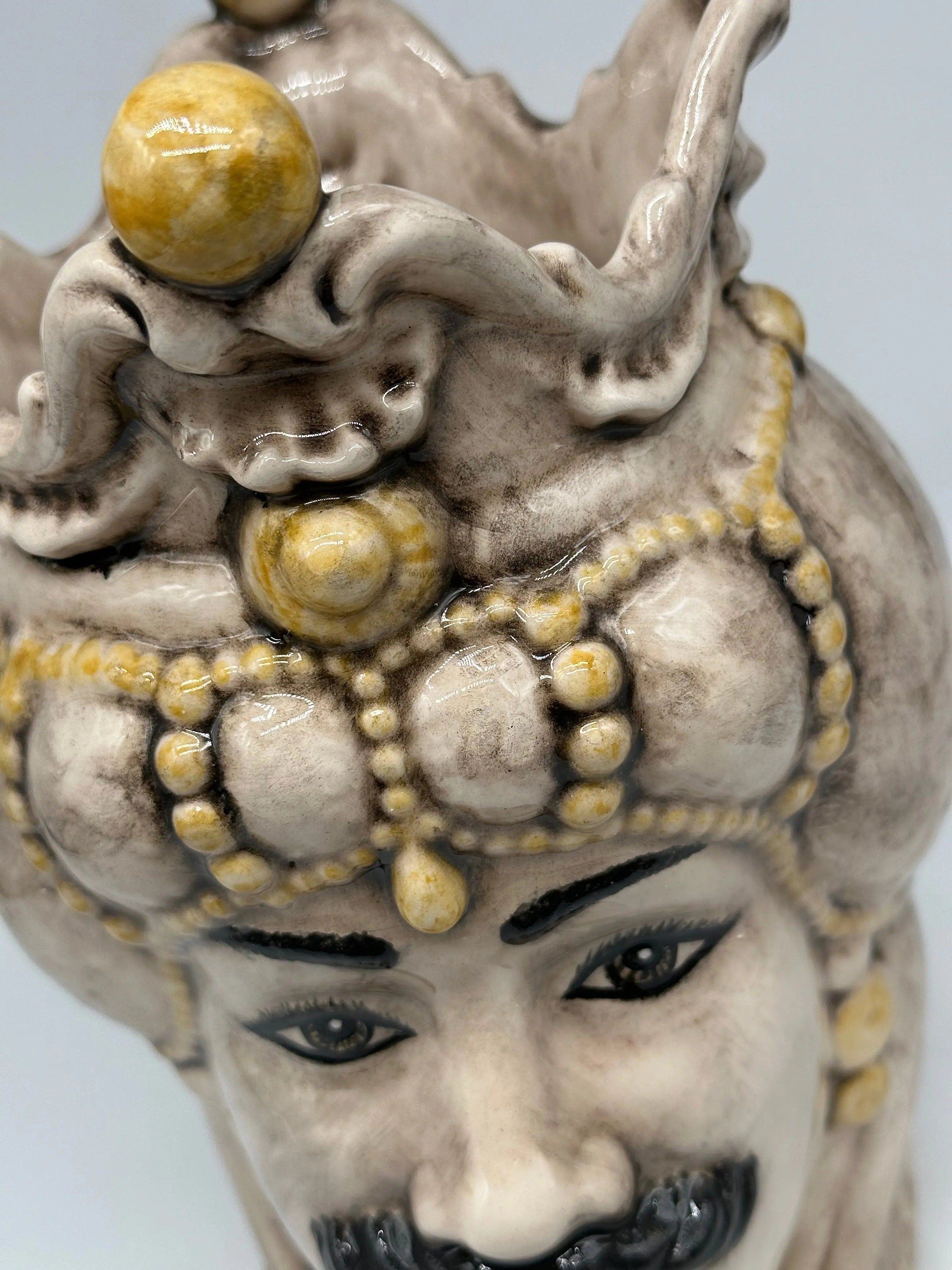 Teste di Moro Emiro Ceramica Caltagirone cm H.30 L.18 Artigianale Écru Sfere Giallo DD CERAMICHE SICILIANE