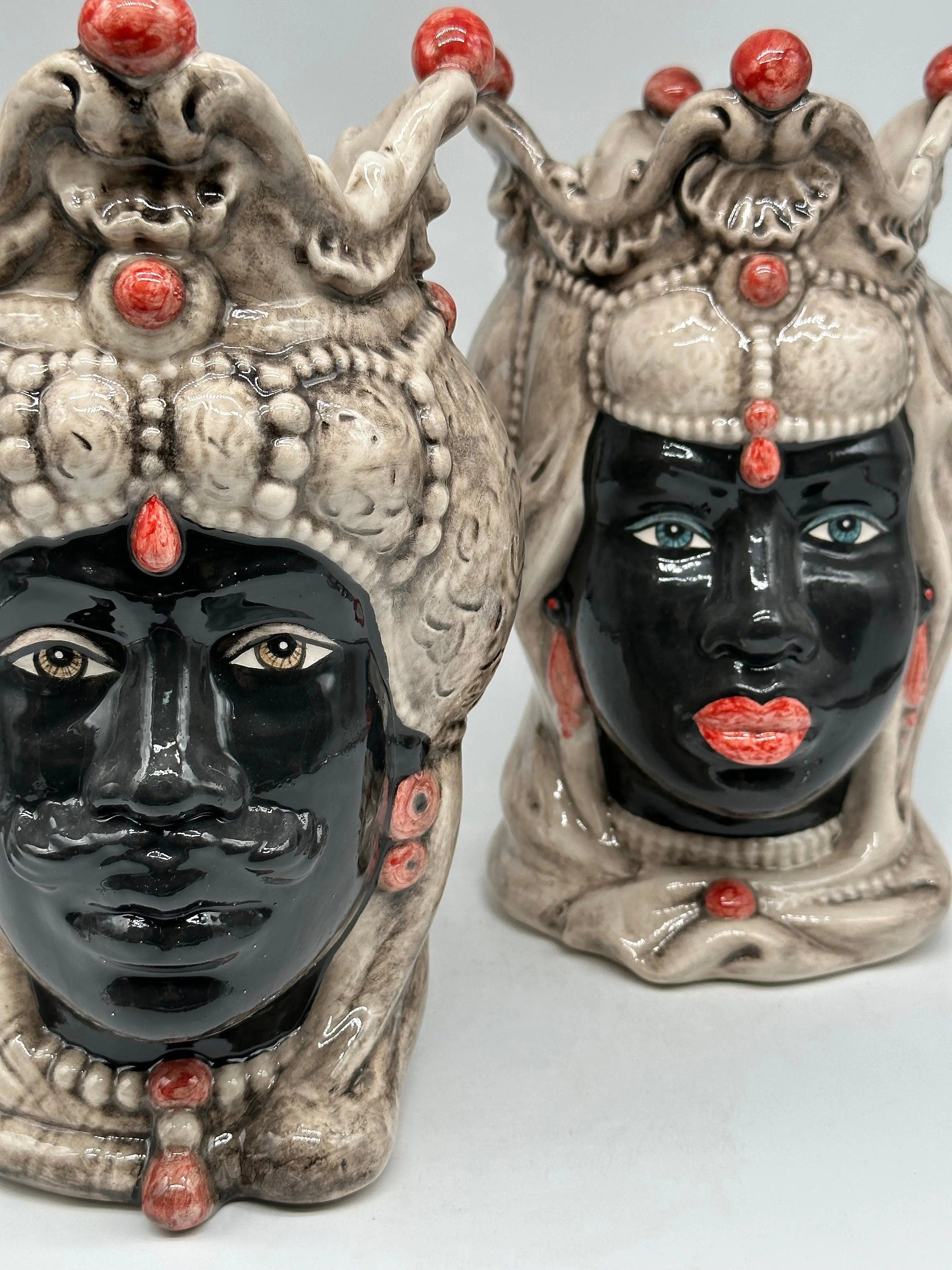 Teste di Moro Emiro Ceramica Caltagirone cm H.30 L.18 Artigianale Écru Sfere Rosso Tenue DD CERAMICHE SICILIANE