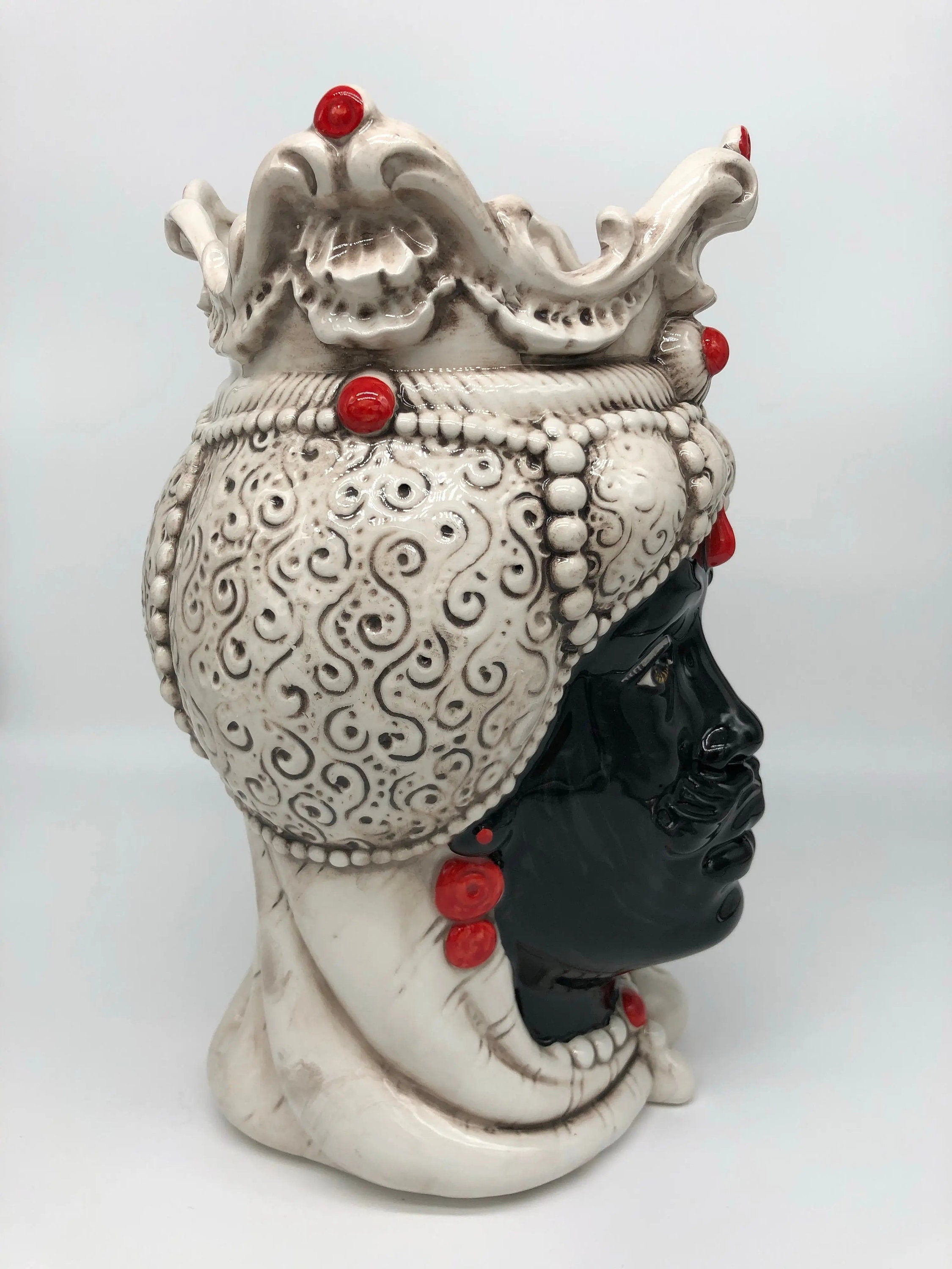 Teste di Moro Emiro Ceramica Caltagirone cm H.30 L.18 Artigianale Écru Sfere Rosso DD CERAMICHE SICILIANE