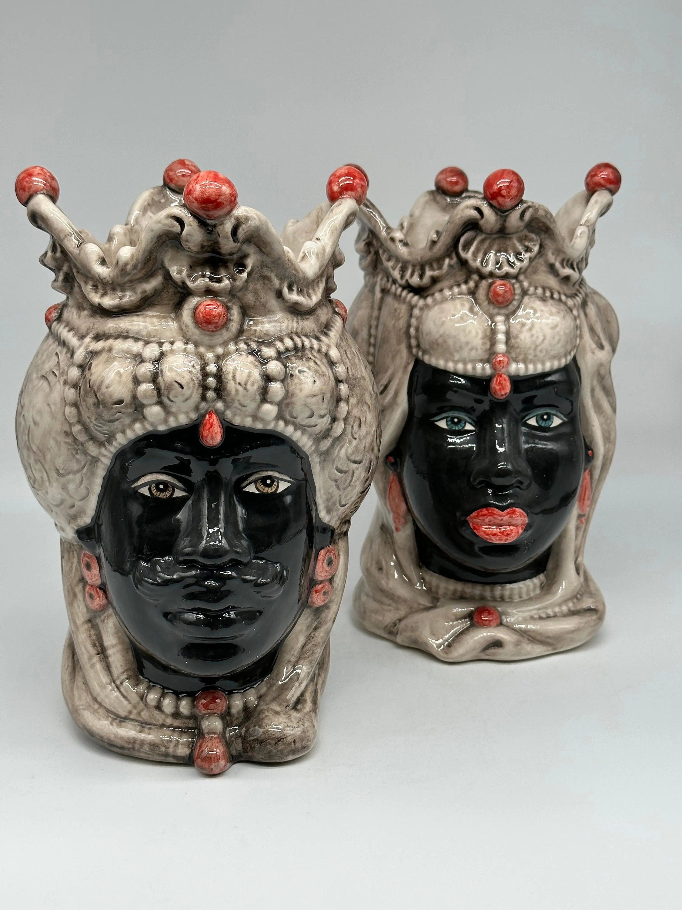 Teste di Moro Emiro Ceramica Caltagirone cm H.30 L.18 Artigianale Écru Sfere Rosso Tenue DD CERAMICHE SICILIANE