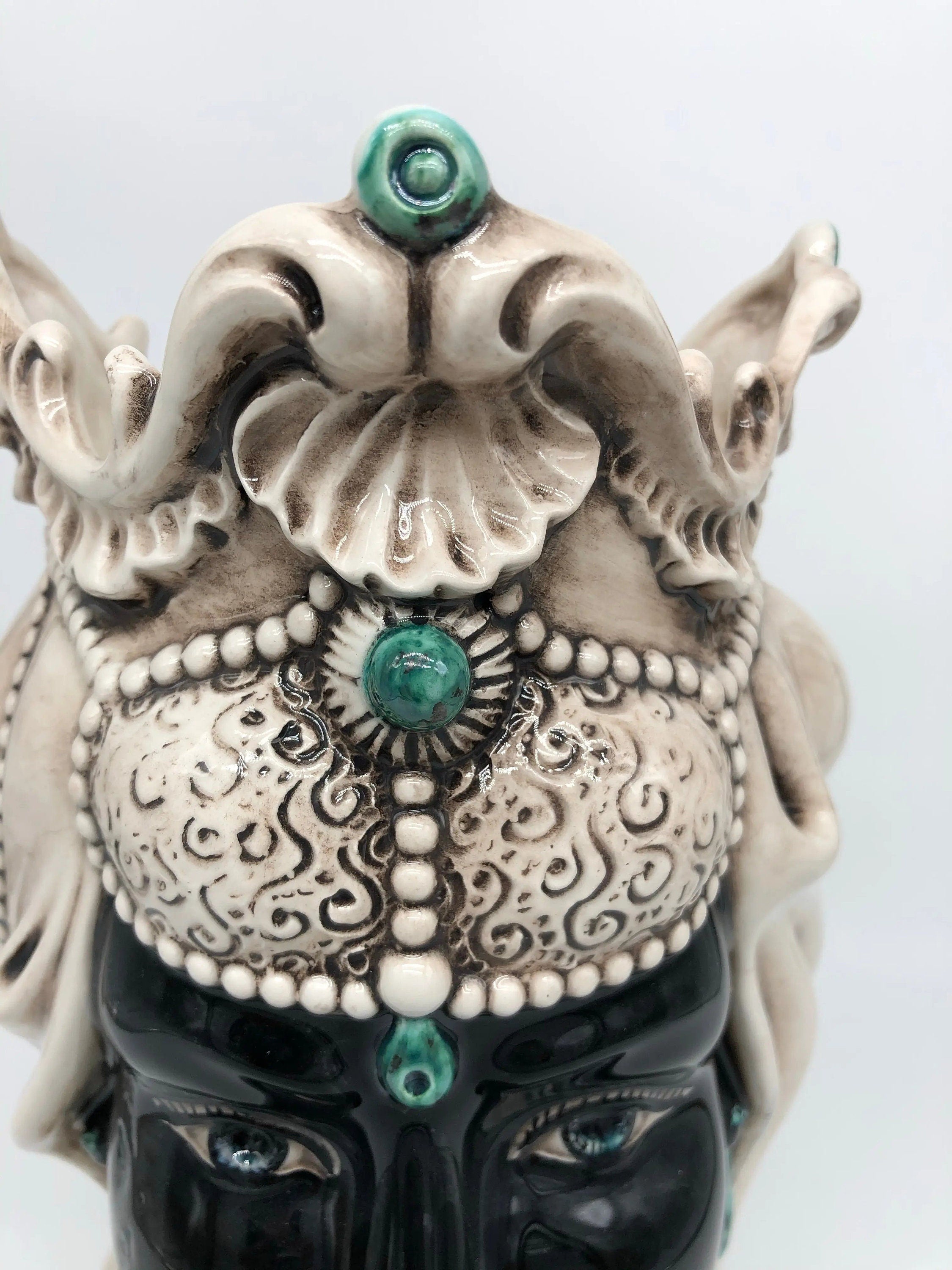 Teste di Moro Emiro Ceramica Caltagirone cm H.30 L.18 Artigianale Écru Sfere Verde DD CERAMICHE SICILIANE