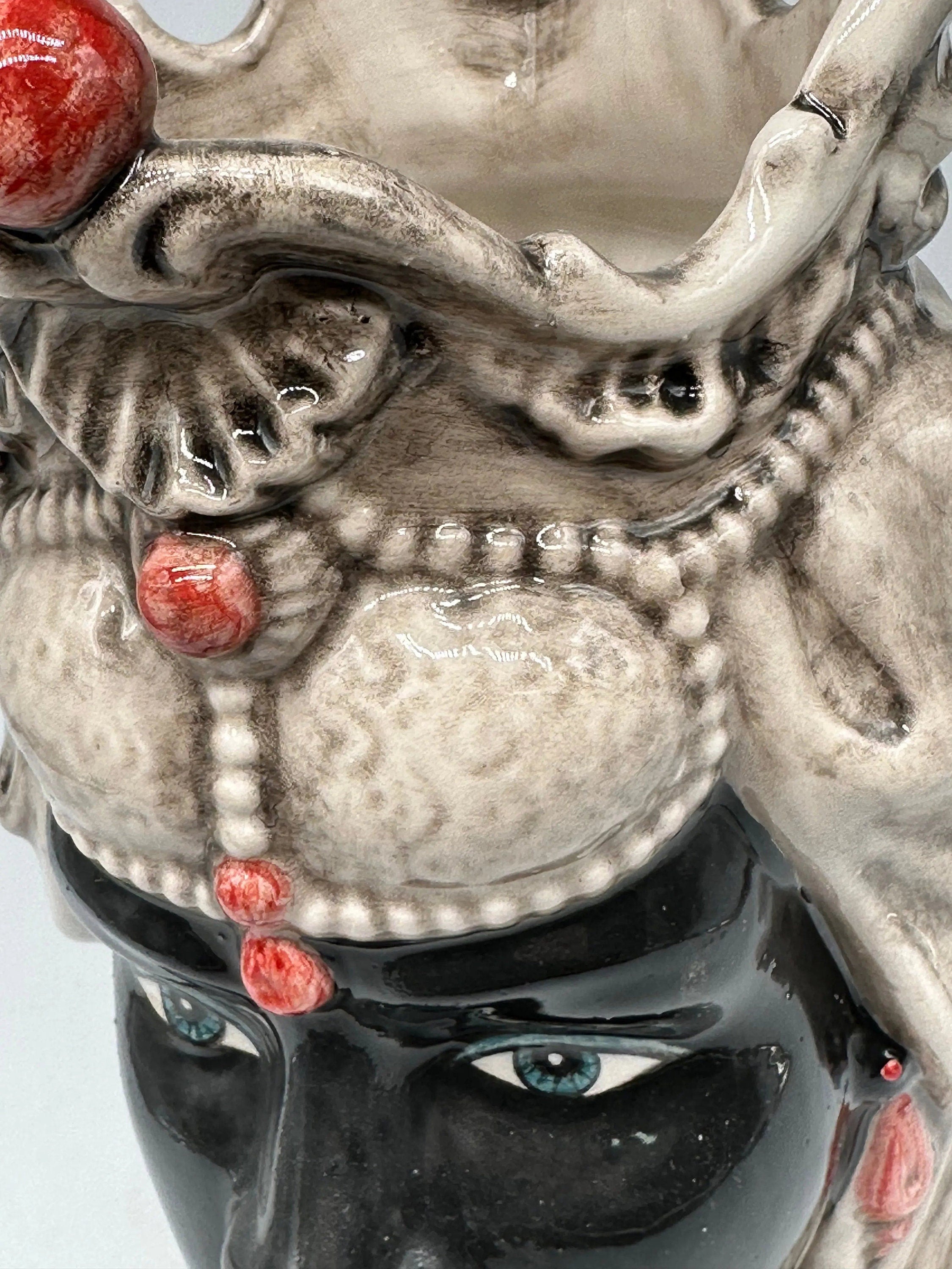 Teste di Moro Emiro Ceramica Caltagirone cm H.30 L.18 Artigianale Écru Sfere Rosso Tenue DD CERAMICHE SICILIANE