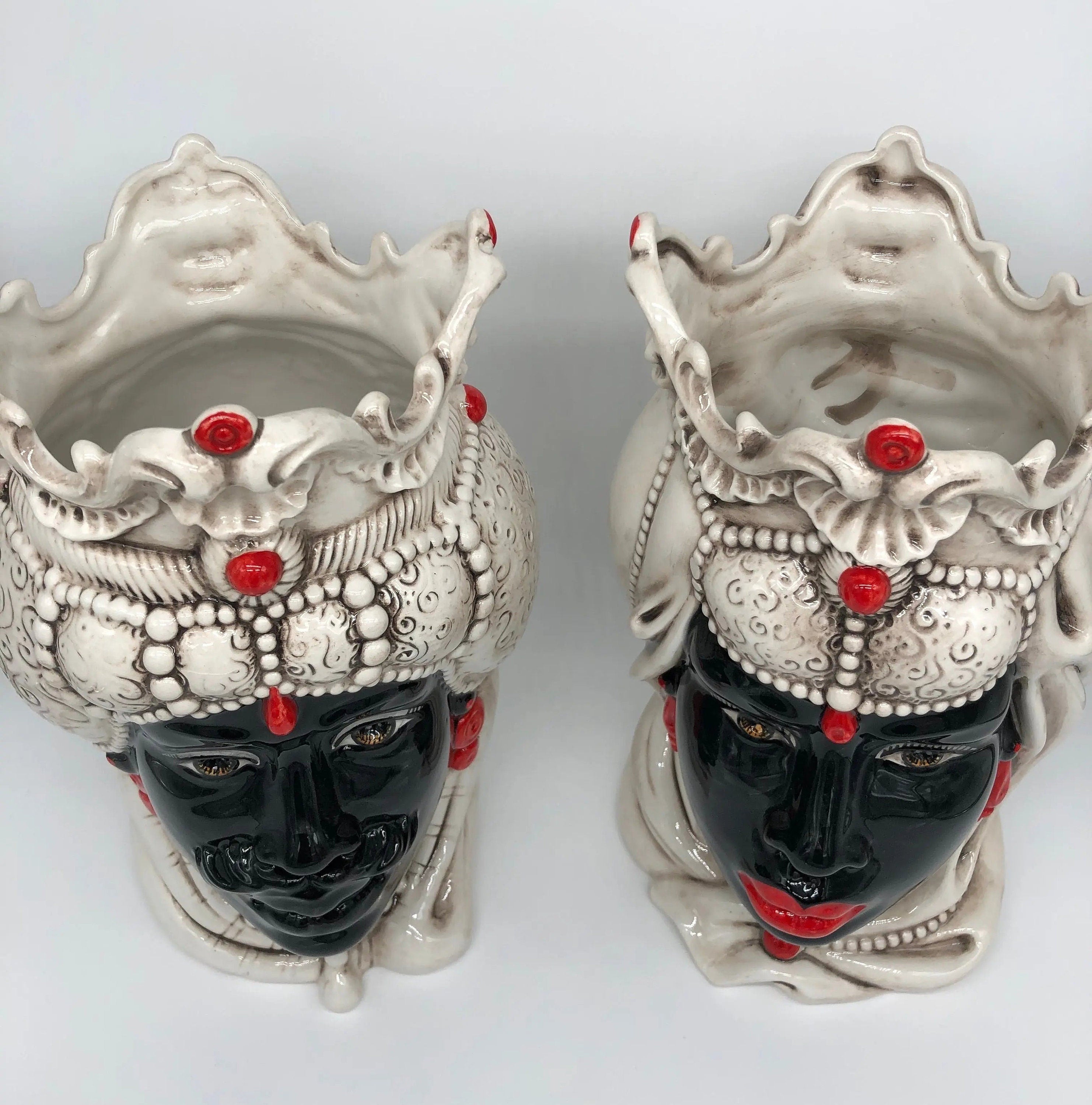 Teste di Moro Emiro Ceramica Caltagirone cm H.30 L.18 Artigianale Écru Sfere Rosso DD CERAMICHE SICILIANE