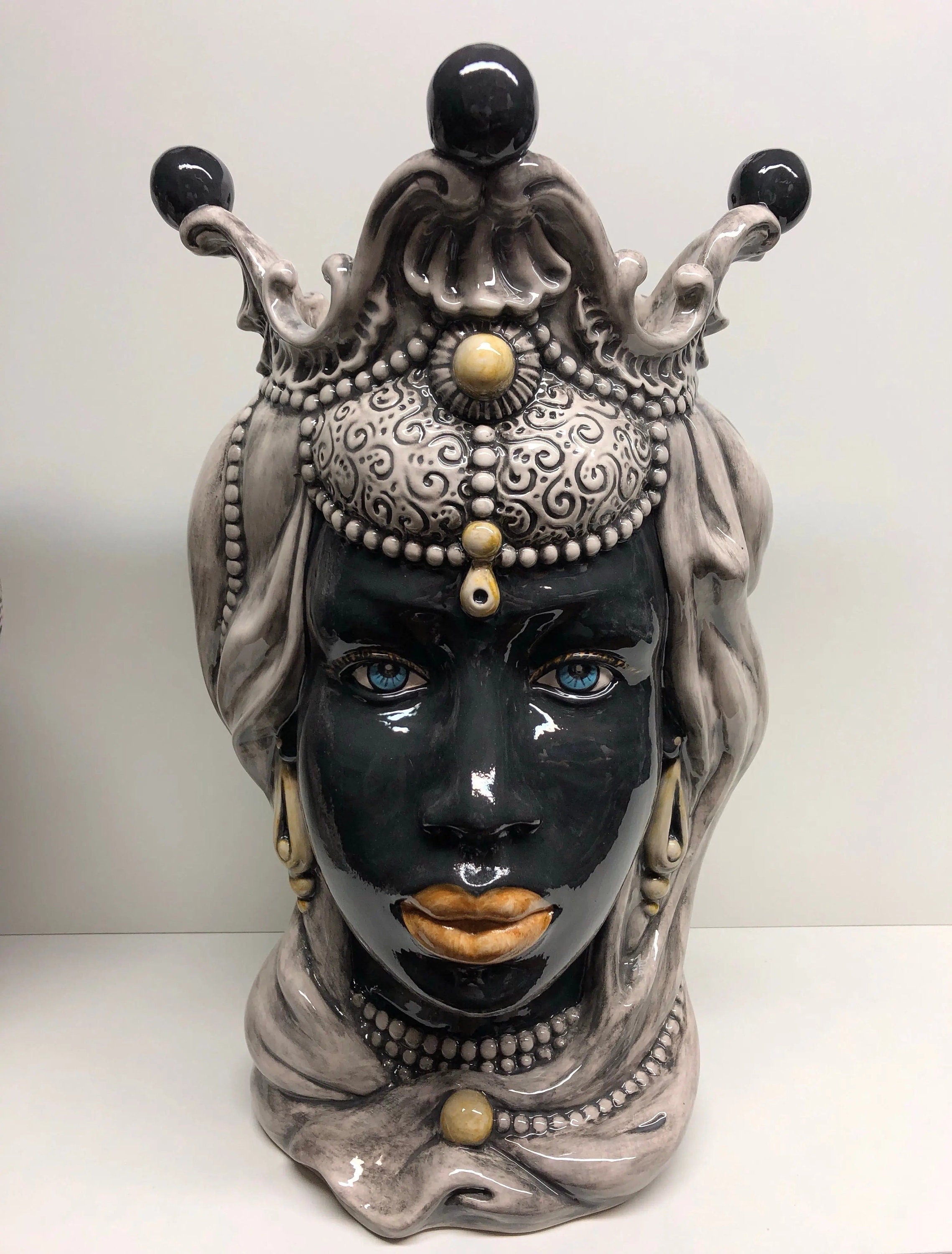 Teste di Moro Emiro Ceramica Caltagirone cm H.45 L.29 Artigianale Écru Sfere Nero DD CERAMICHE SICILIANE