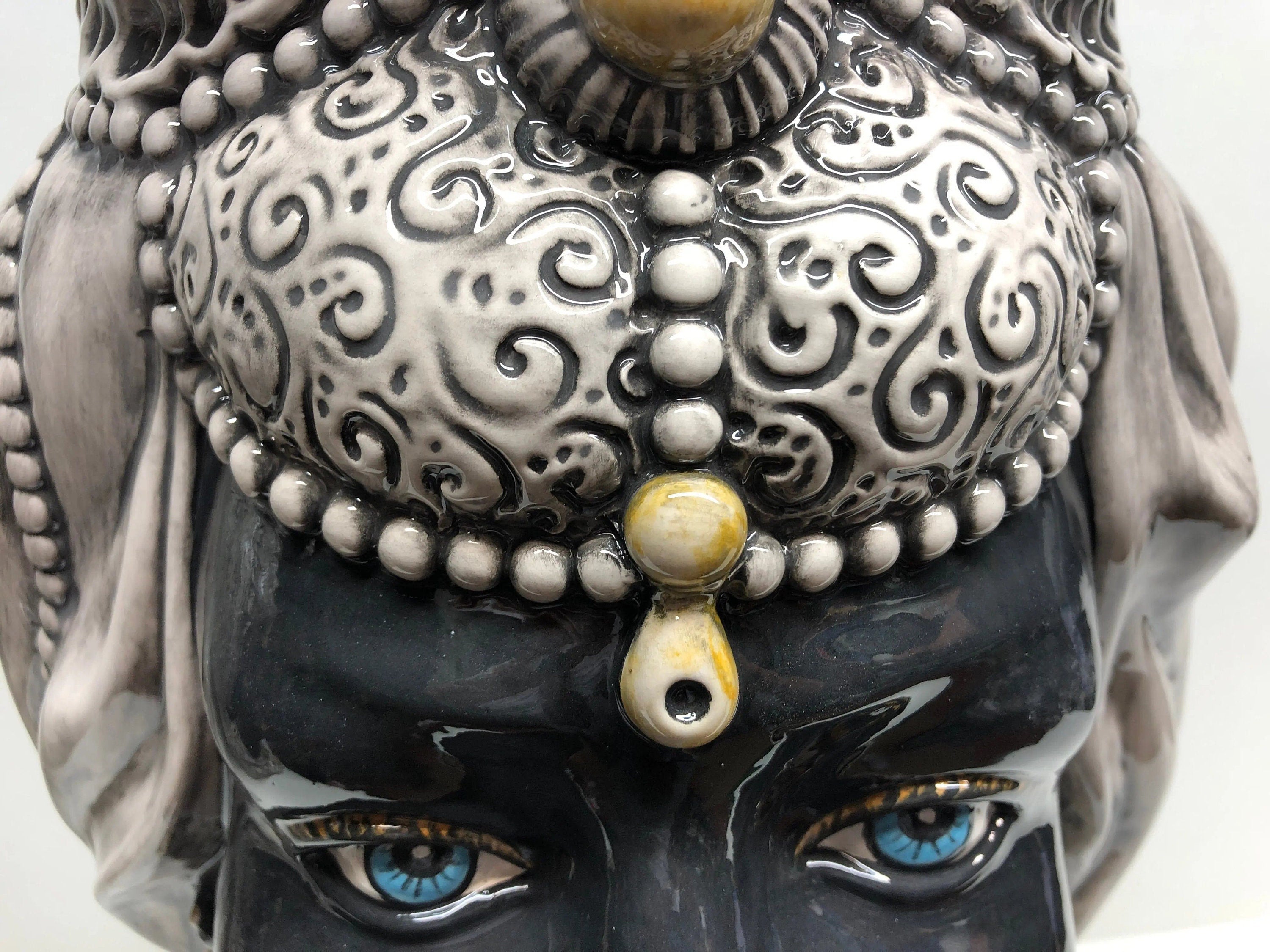 Teste di Moro Emiro Ceramica Caltagirone cm H.45 L.29 Artigianale Écru Sfere Nero DD CERAMICHE SICILIANE