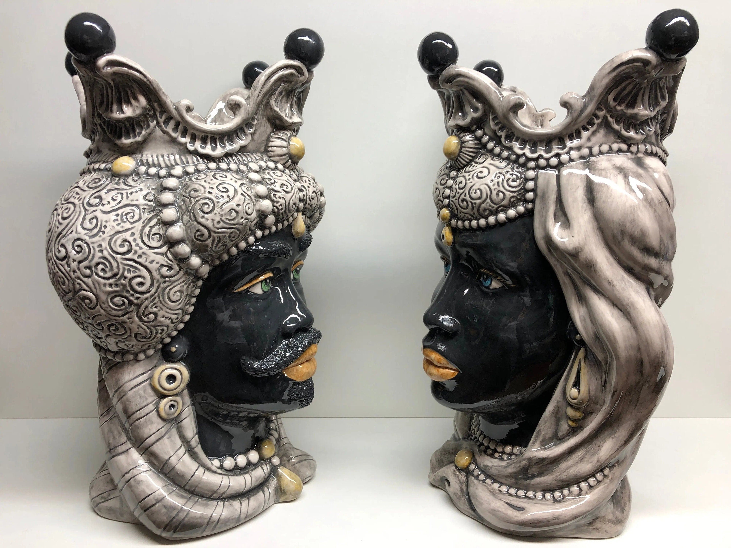 Teste di Moro Emiro Ceramica Caltagirone cm H.45 L.29 Artigianale Écru Sfere Nero DD CERAMICHE SICILIANE