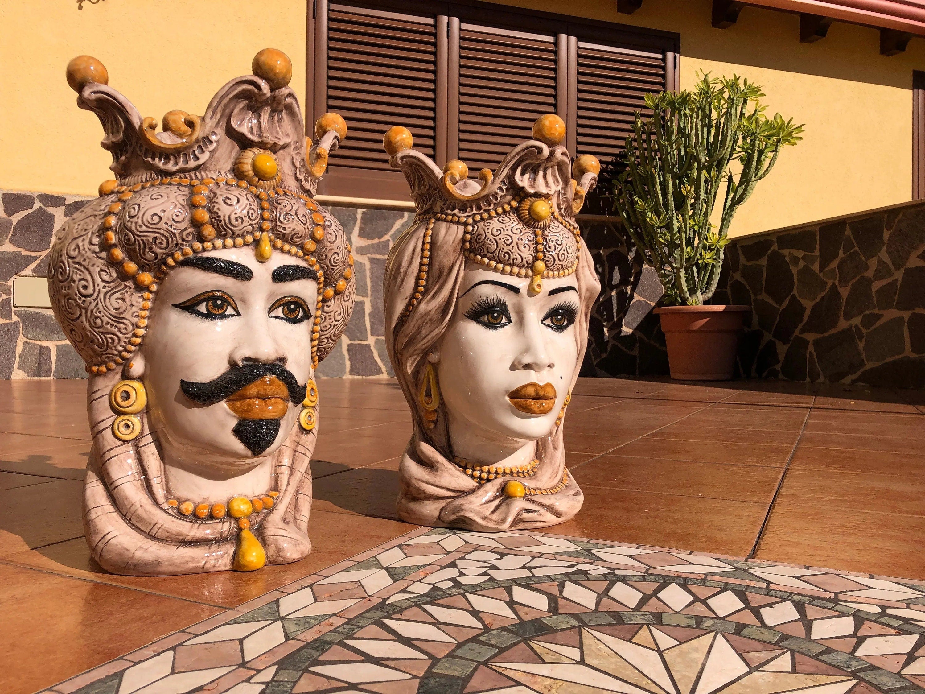 Teste di Moro Emiro Ceramica Caltagirone cm H.45 L.29 Artigianale Écru Sfere Giallo DD CERAMICHE SICILIANE