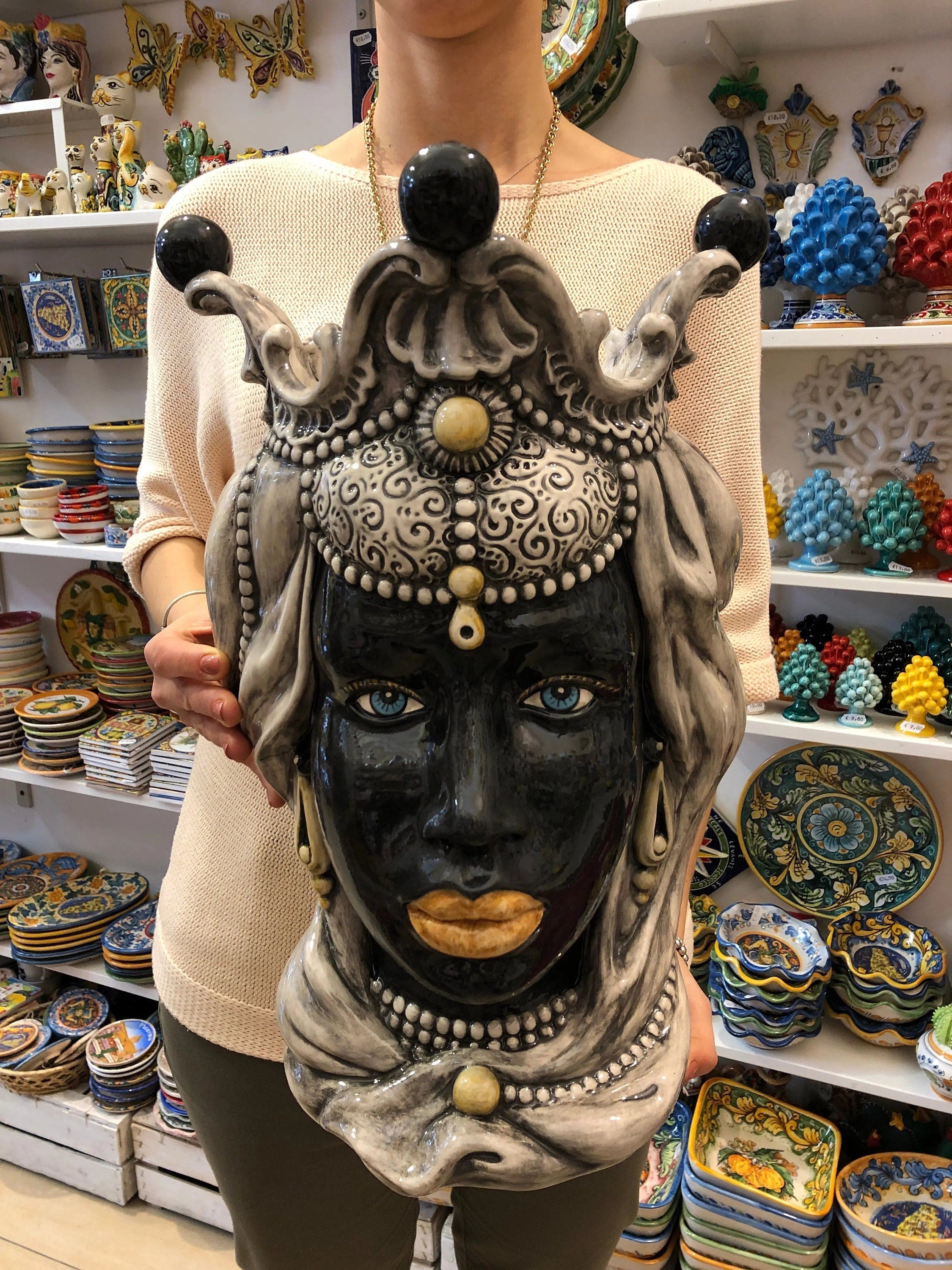 Teste di Moro Emiro Ceramica Caltagirone cm H.45 L.29 Artigianale Écru Sfere Nero DD CERAMICHE SICILIANE