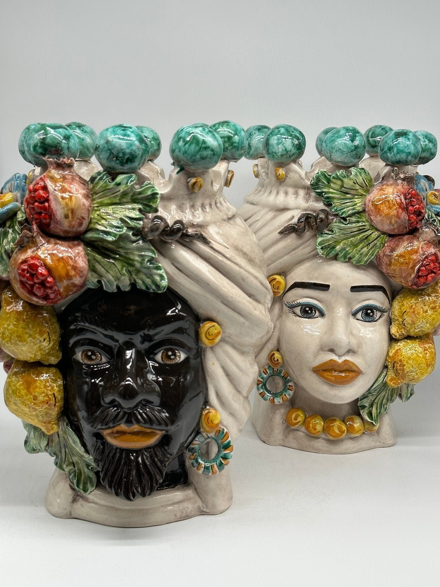 Teste di Moro Fiori e Frutta Ceramica Caltagirone cm H.30 L.23 Artigianale Corona con Sfere Verde - DD CERAMICHE SICILIANE