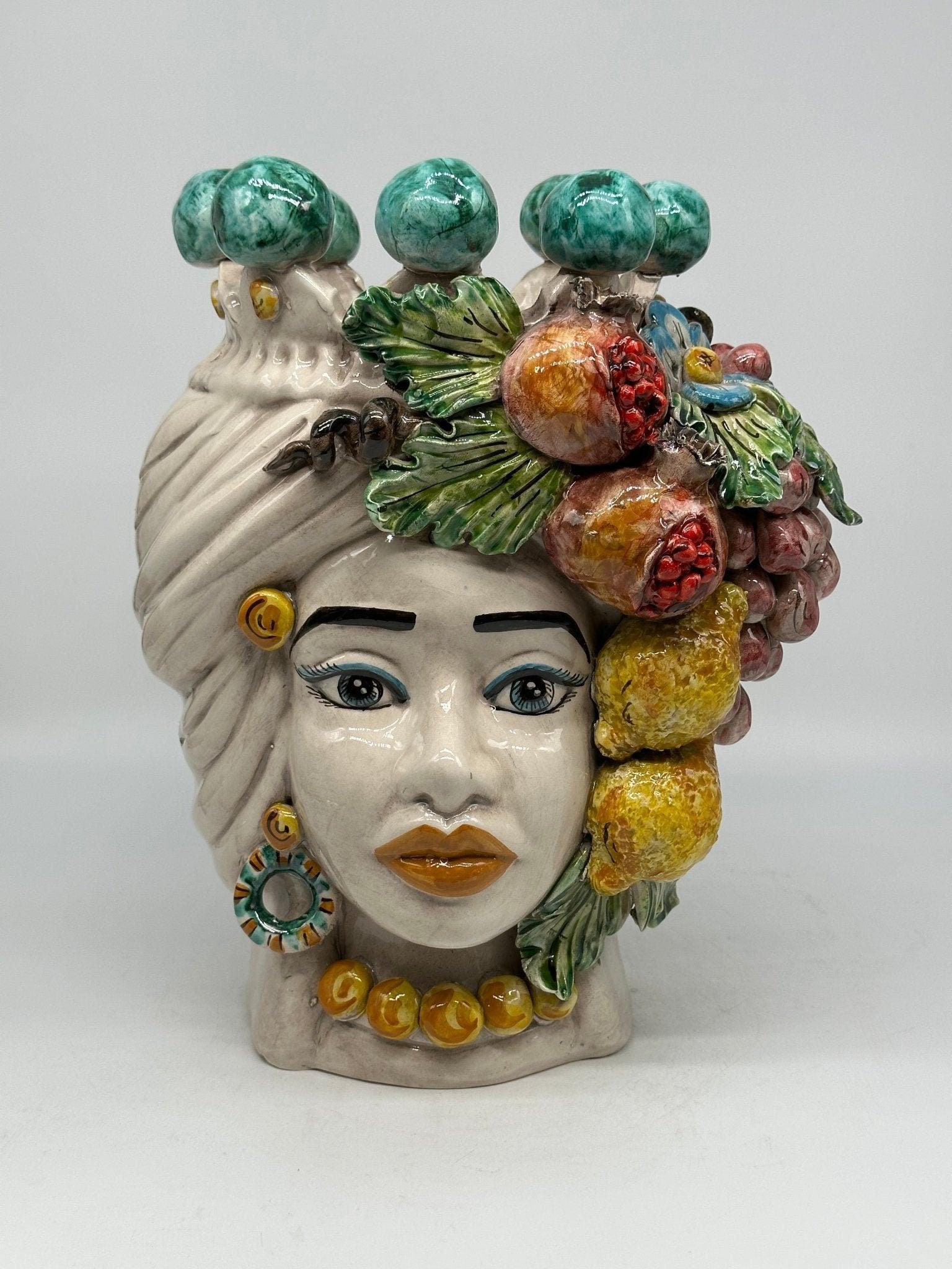 Teste di Moro Fiori e Frutta Ceramica Caltagirone cm H.30 L.23 Artigianale Corona con Sfere Verde - DD CERAMICHE SICILIANE