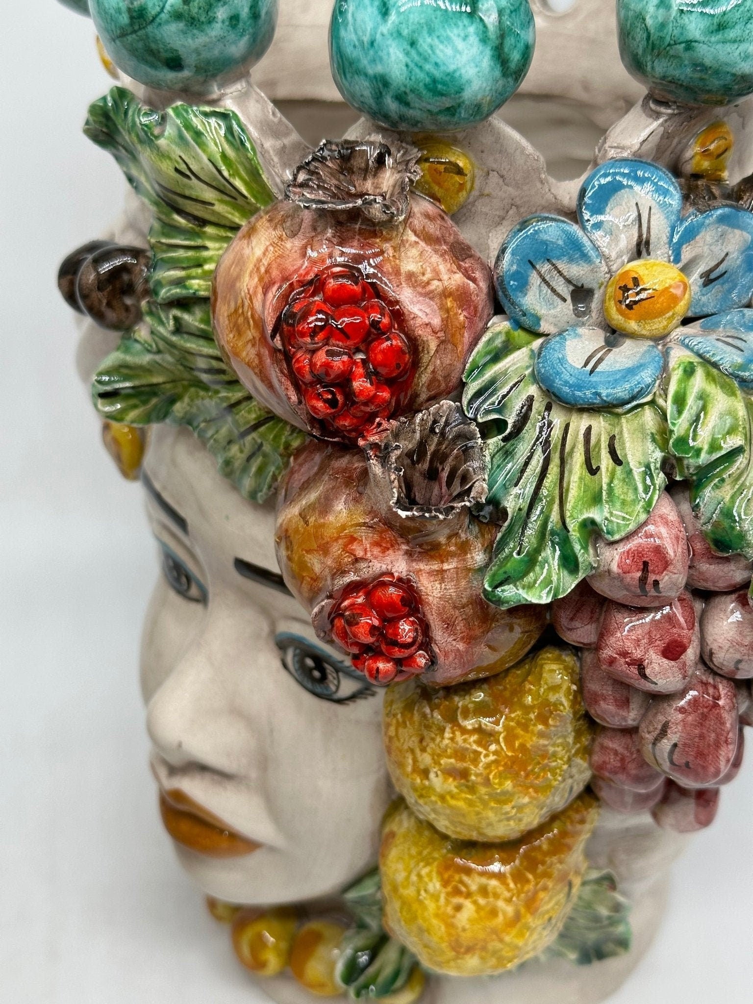 Teste di Moro Fiori e Frutta Ceramica Caltagirone cm H.30 L.23 Artigianale Corona con Sfere Verde - DD CERAMICHE SICILIANE