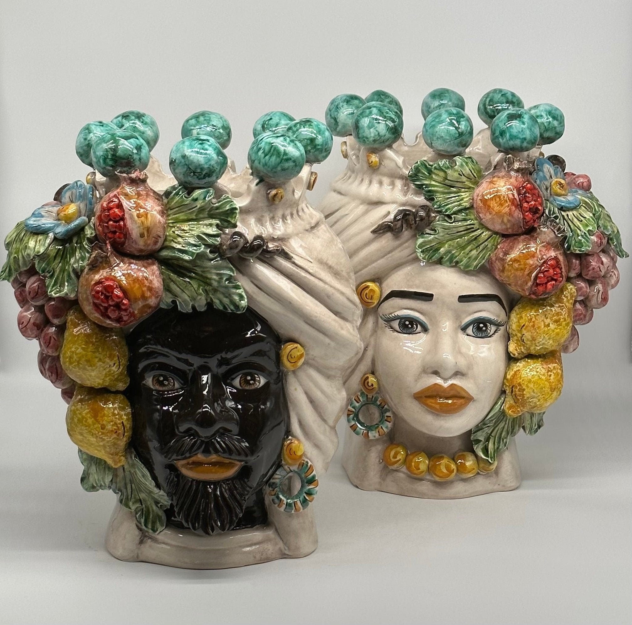 Teste di Moro Fiori e Frutta Ceramica Caltagirone cm H.30 L.23 Artigianale Corona con Sfere Verde - DD CERAMICHE SICILIANE