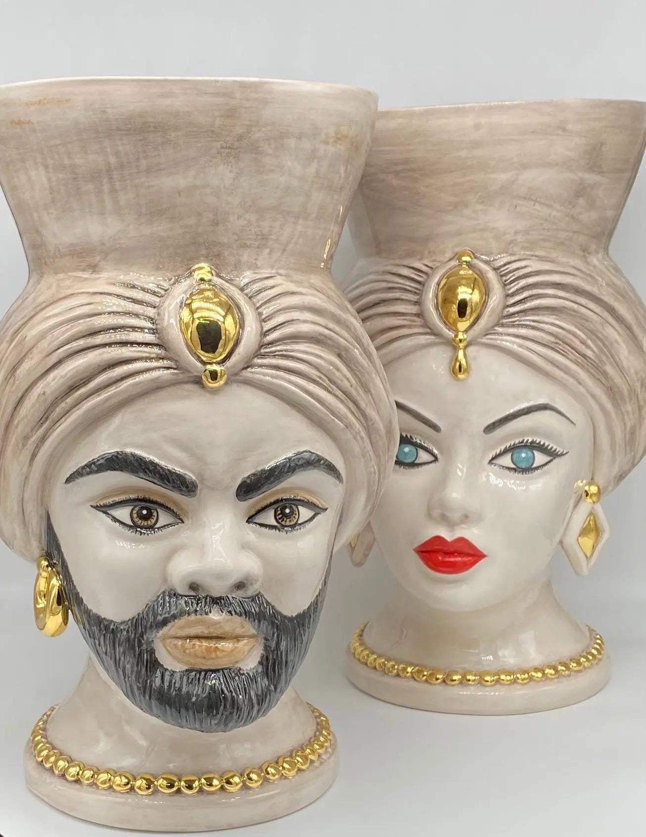 Teste di Moro Iris Ceramica Caltagirone cm H.40 L.23 Artigianale Écru Oro Zecchino DD CERAMICHE SICILIANE