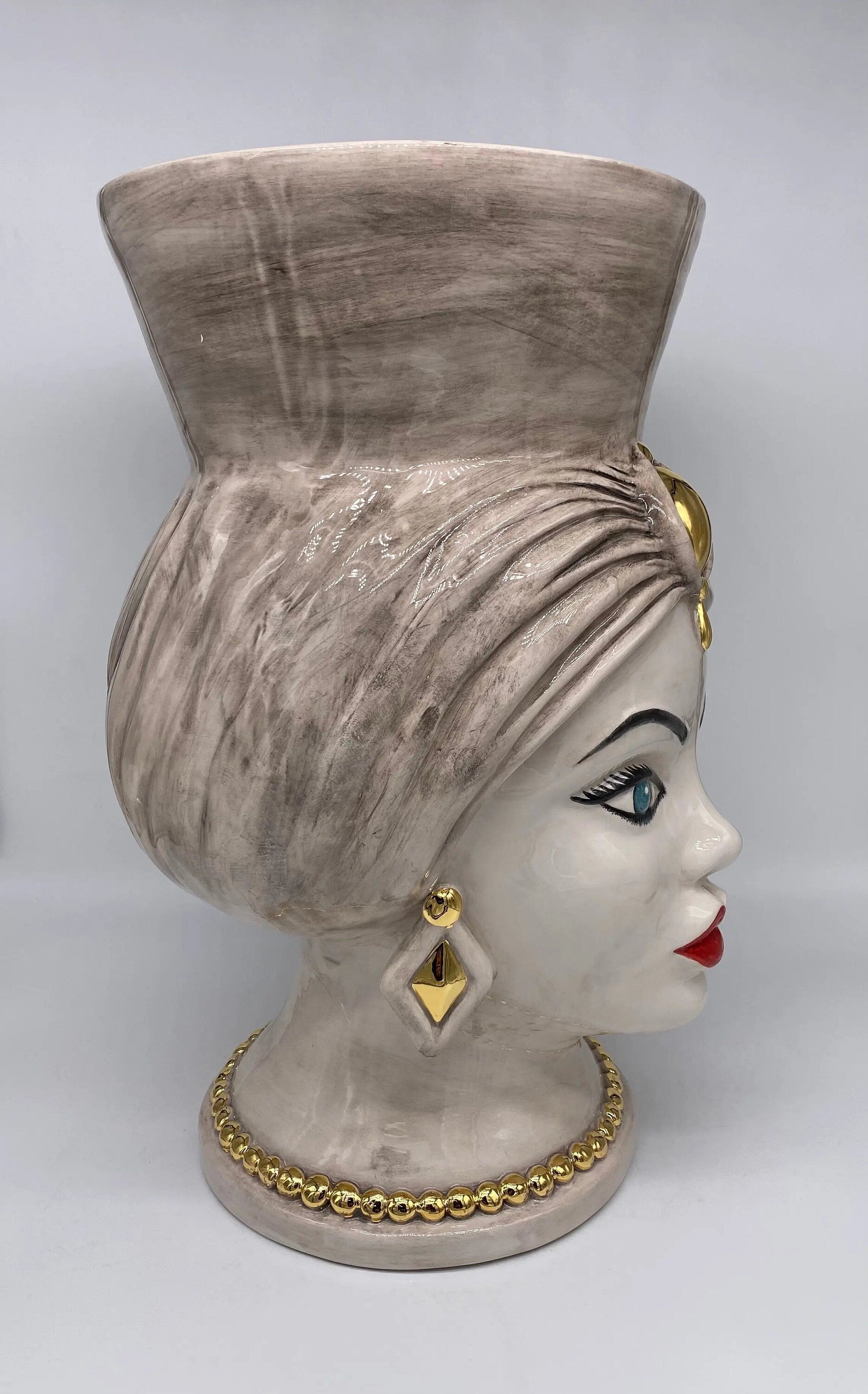 Teste di Moro Iris Ceramica Caltagirone cm H.40 L.23 Artigianale Écru Oro Zecchino DD CERAMICHE SICILIANE